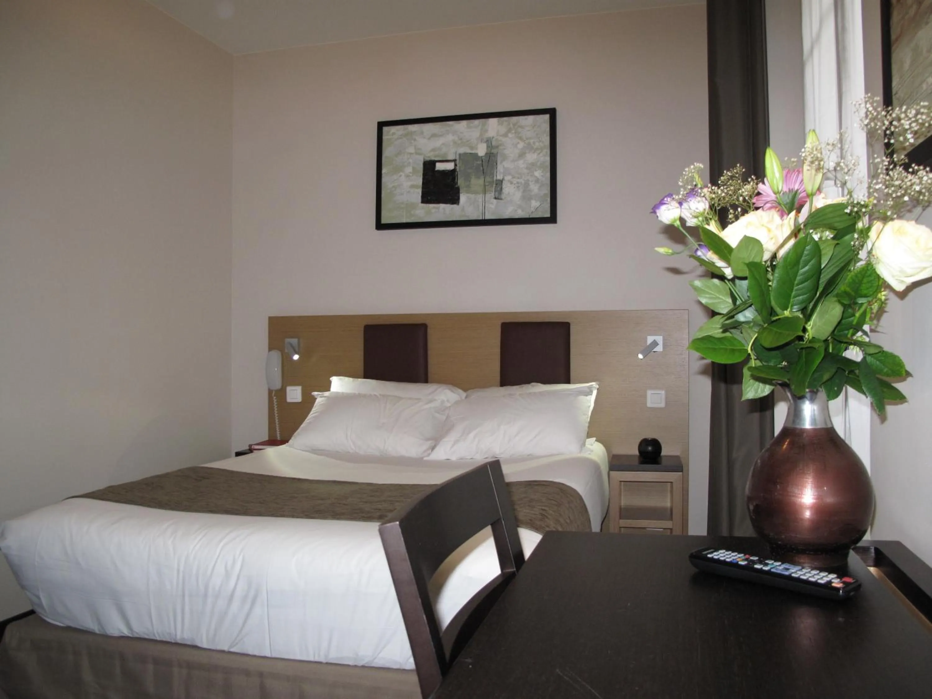 Bed in Source Hôtel