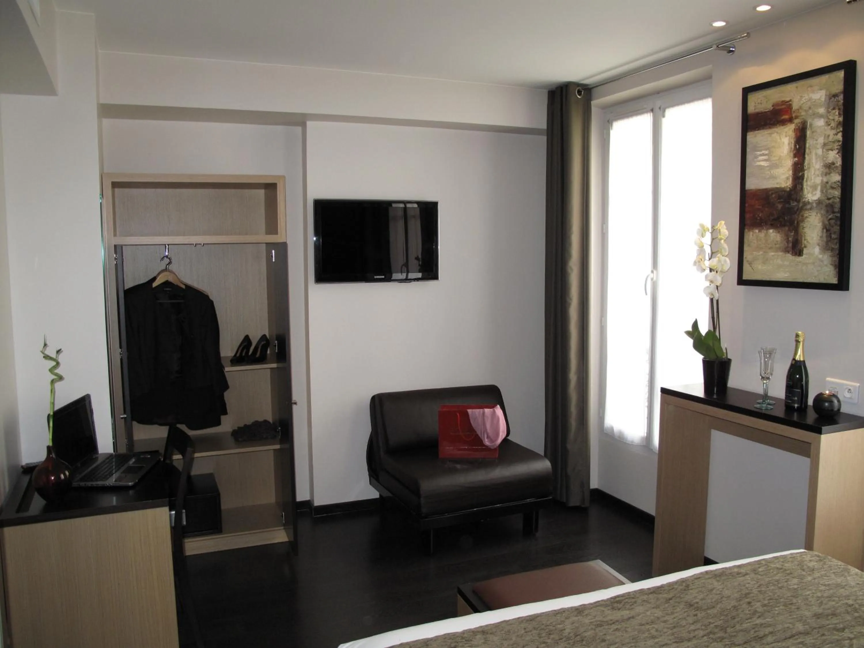 Photo of the whole room, Bed in Source Hôtel