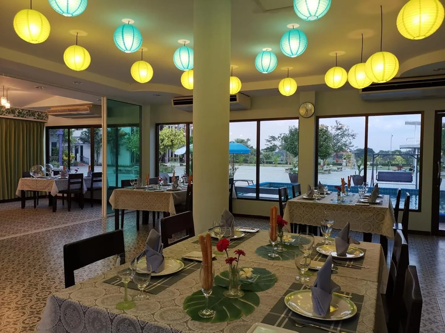 Restaurant/places to eat in Menam Resort