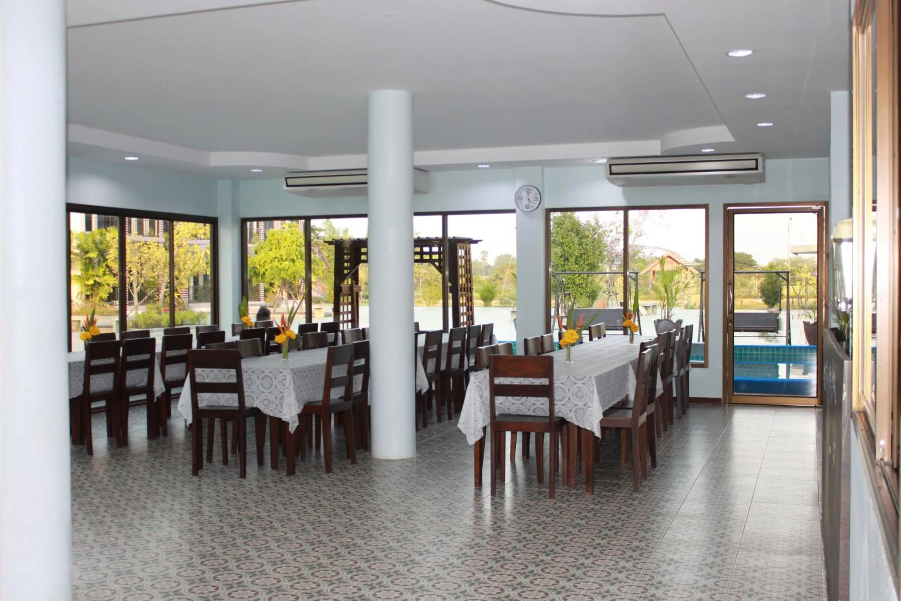 Restaurant/places to eat in Menam Resort