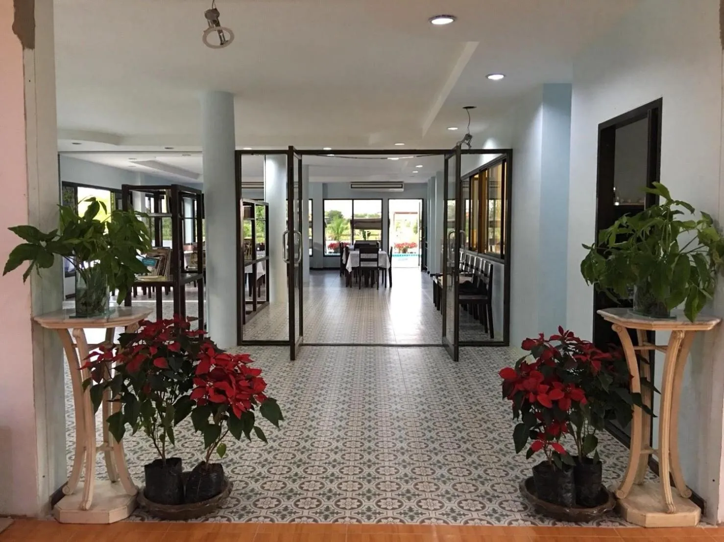 Restaurant/places to eat in Menam Resort