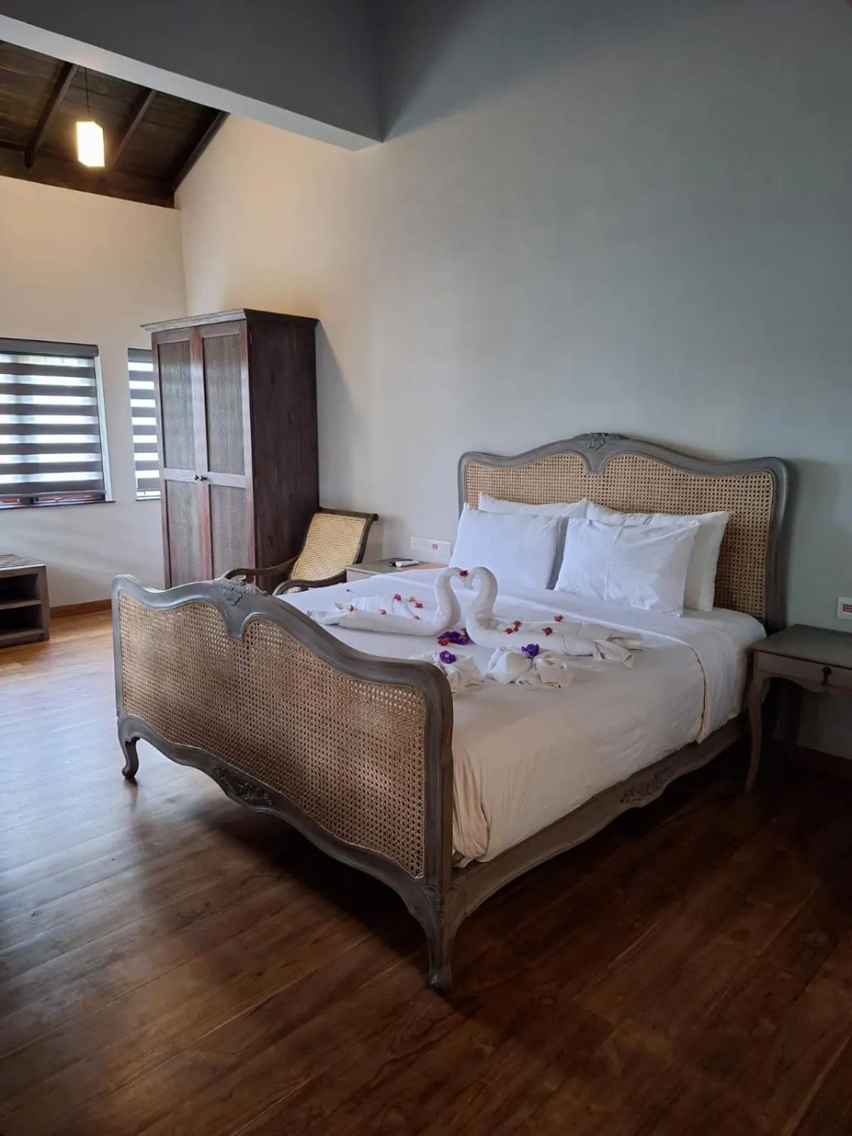 Property building, Bed in The Deer Park Hotel