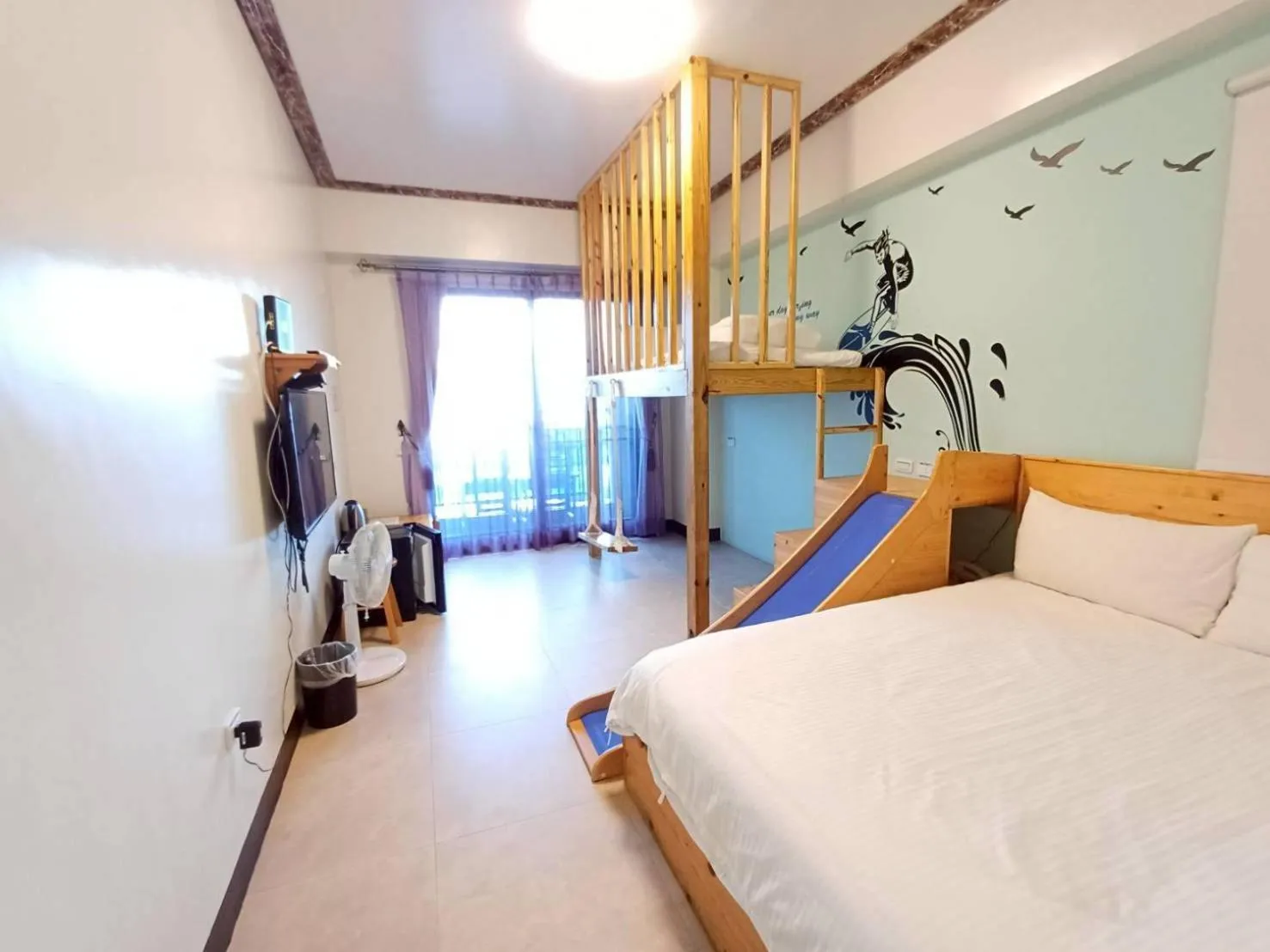 People, Bed in 墾丁秋莊會館 附限量停車位 不保證有位置 無法事先預留 背包房無車位 預訂後記得加Line聯繫