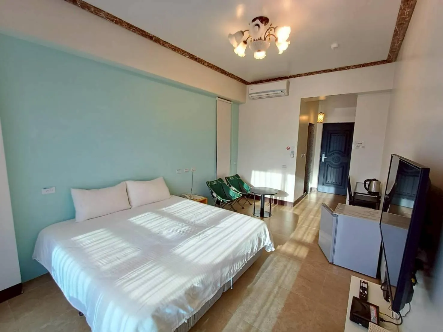 People, Bed in 墾丁秋莊會館 附限量停車位 不保證有位置 無法事先預留 背包房無車位 預訂後記得加Line聯繫