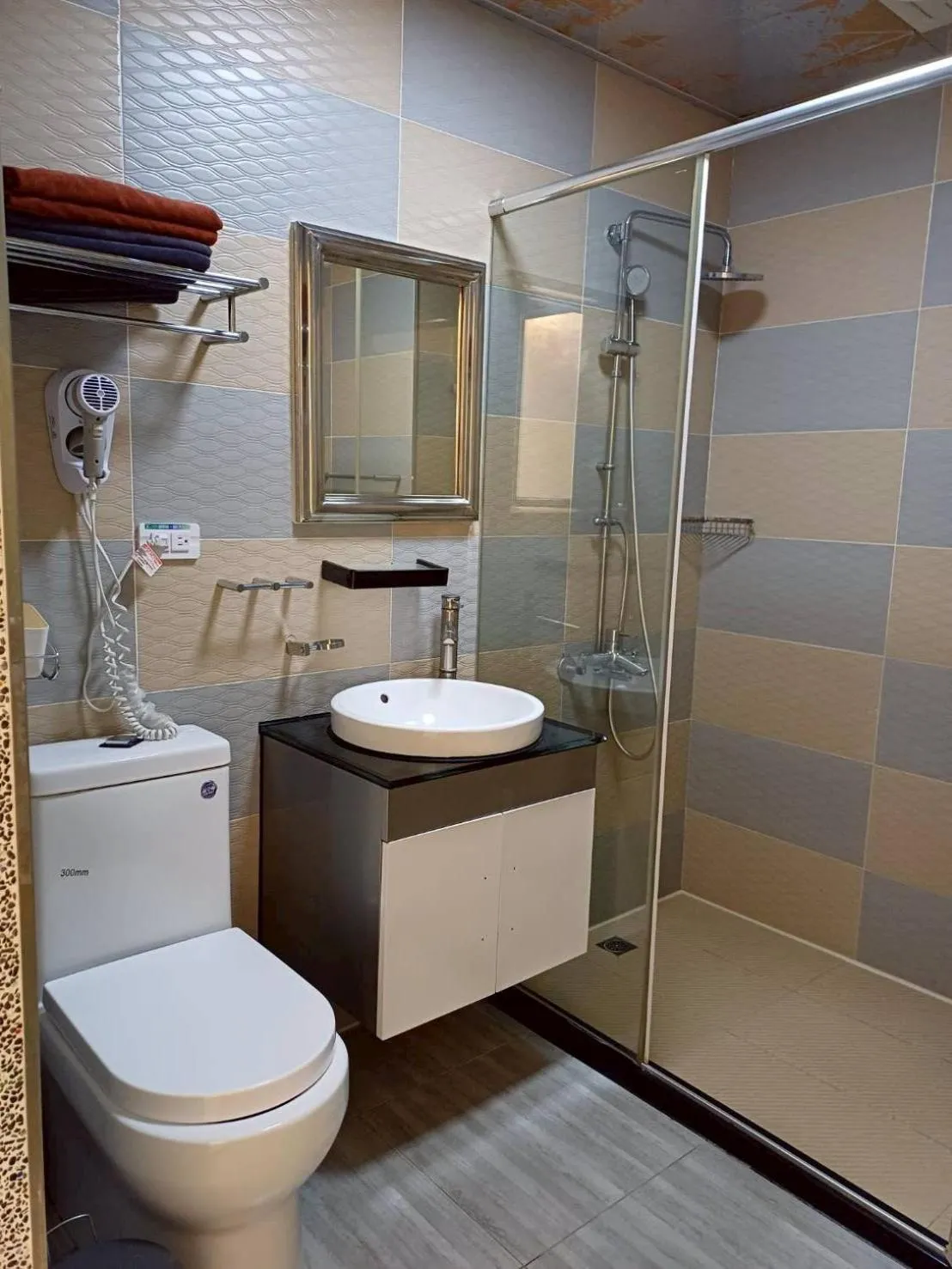 People in 墾丁秋莊會館 附限量停車位 不保證有位置 無法事先預留 背包房無車位 預訂後記得加Line聯繫