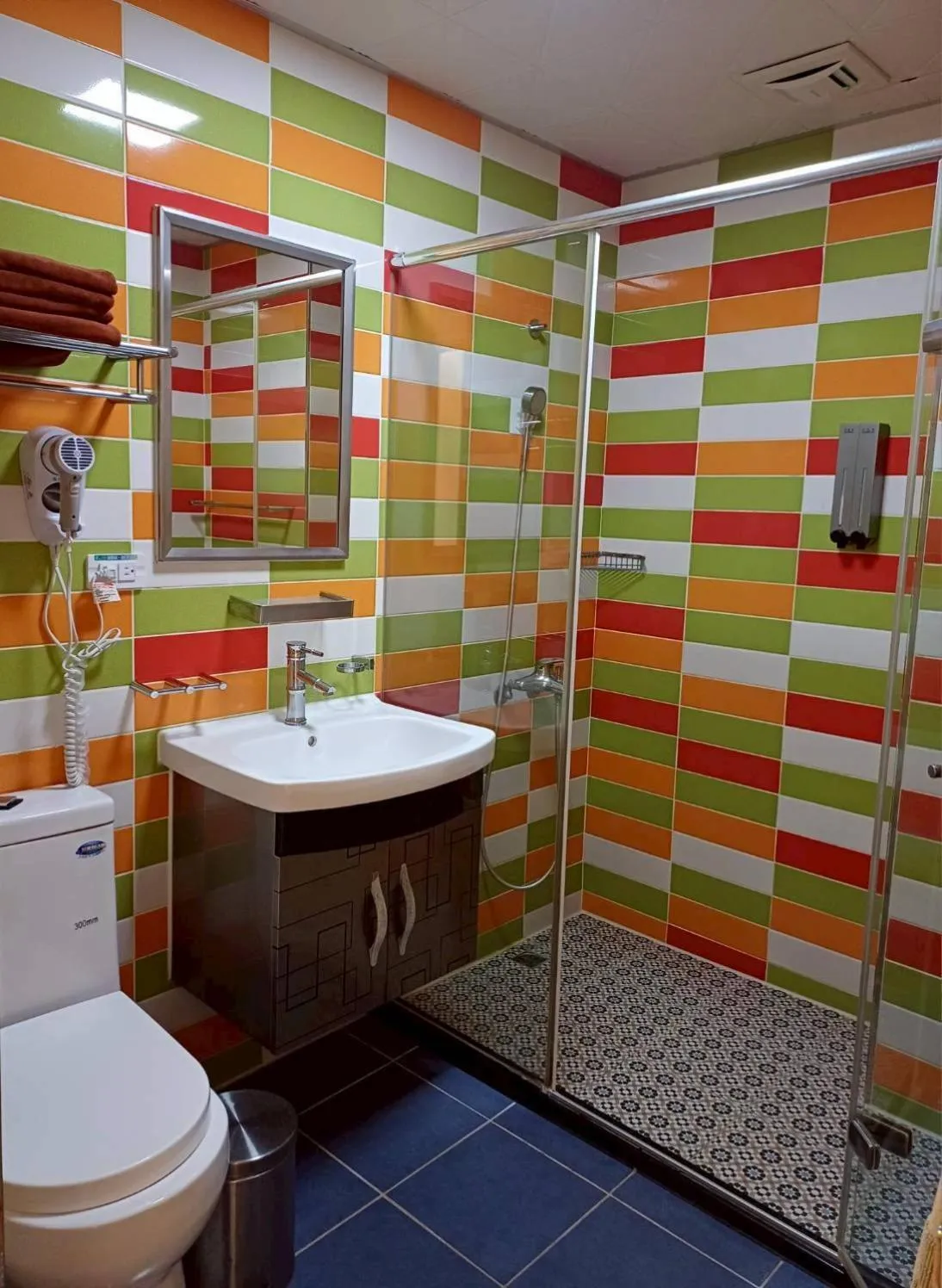 People in 墾丁秋莊會館 附限量停車位 不保證有位置 無法事先預留 背包房無車位 預訂後記得加Line聯繫