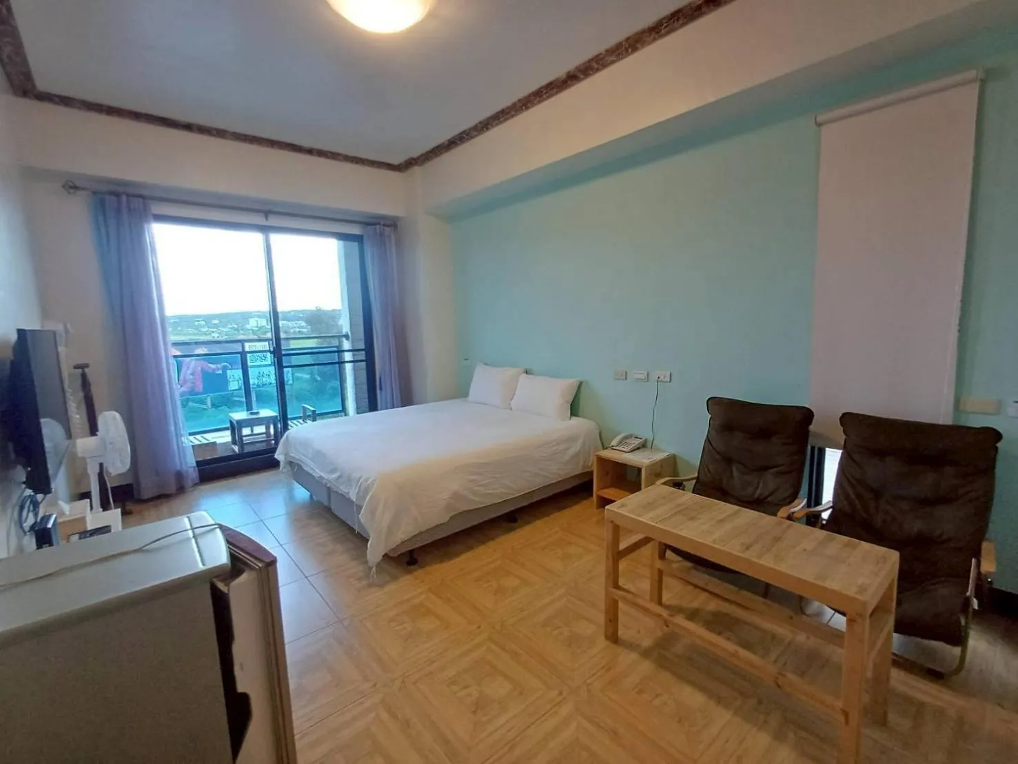 People, Bed in 墾丁秋莊會館 附限量停車位 不保證有位置 無法事先預留 背包房無車位 預訂後記得加Line聯繫