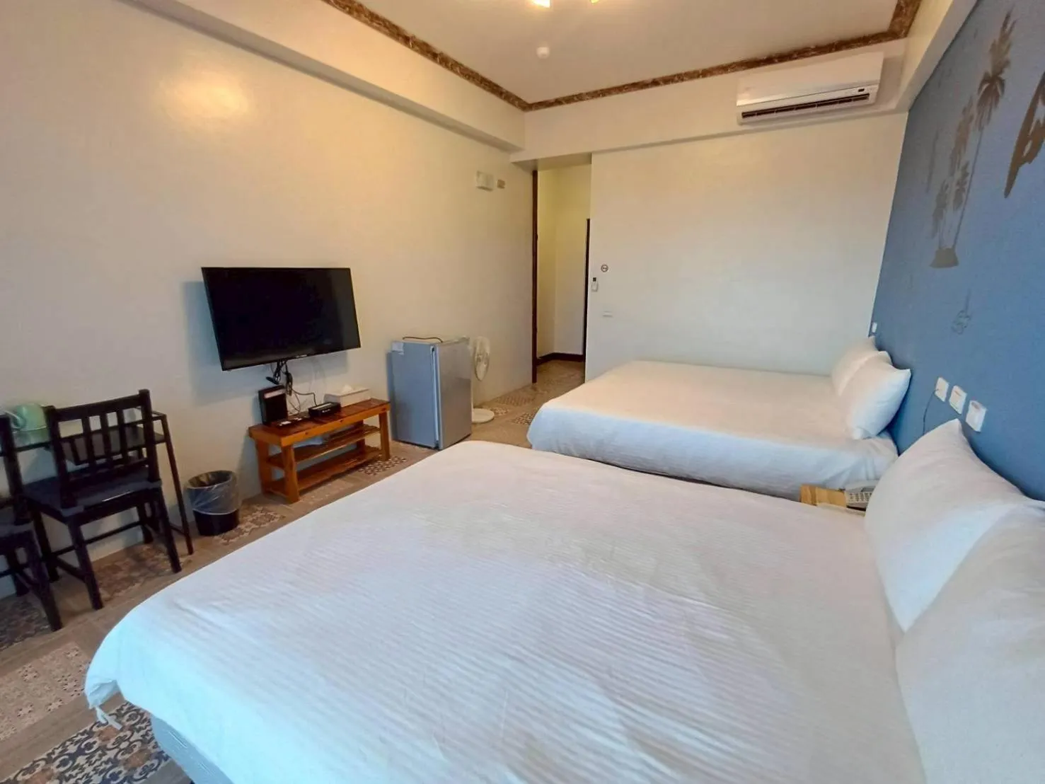 People, Bed in 墾丁秋莊會館 附限量停車位 不保證有位置 無法事先預留 背包房無車位 預訂後記得加Line聯繫