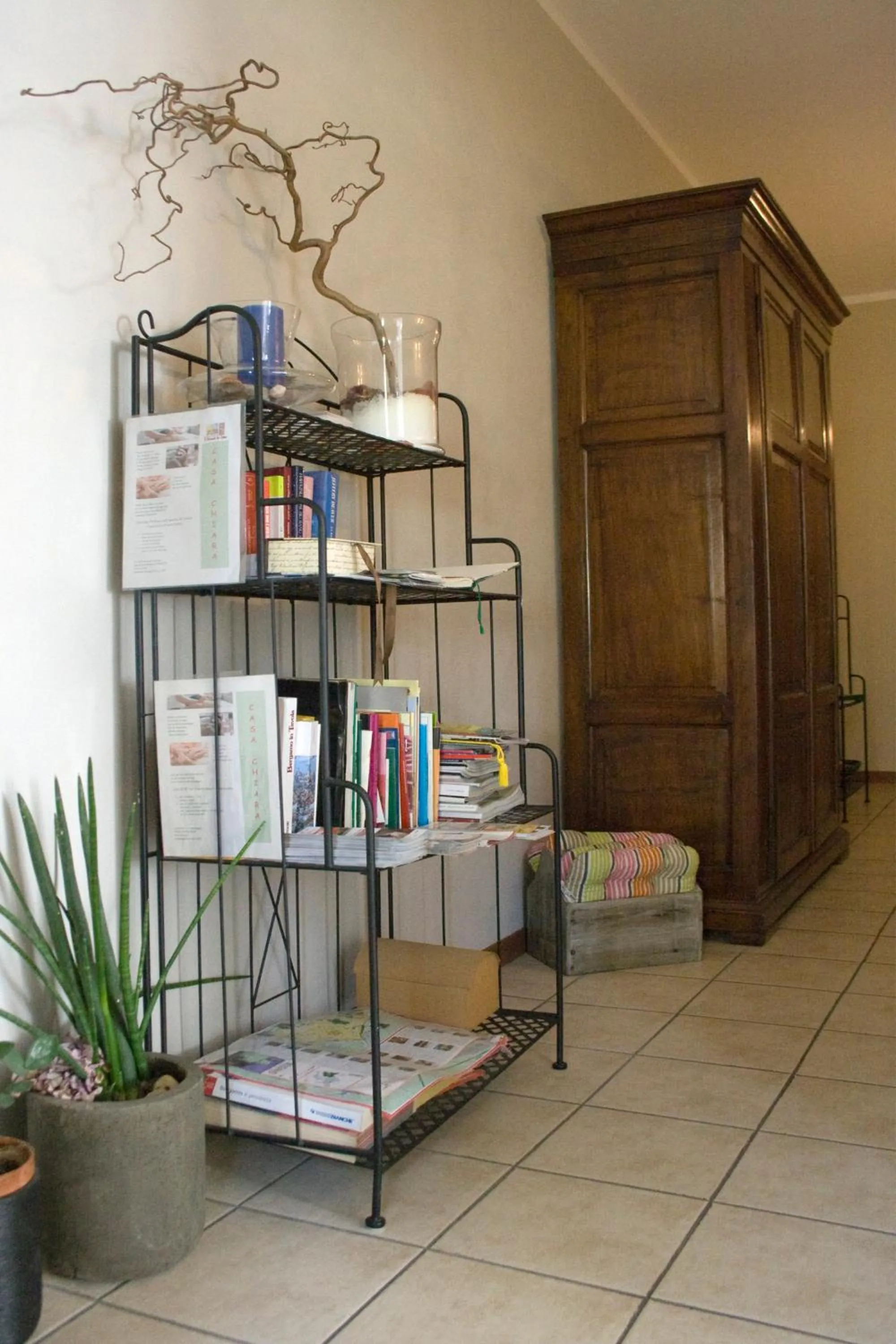 Library in Casa Chiara B&B