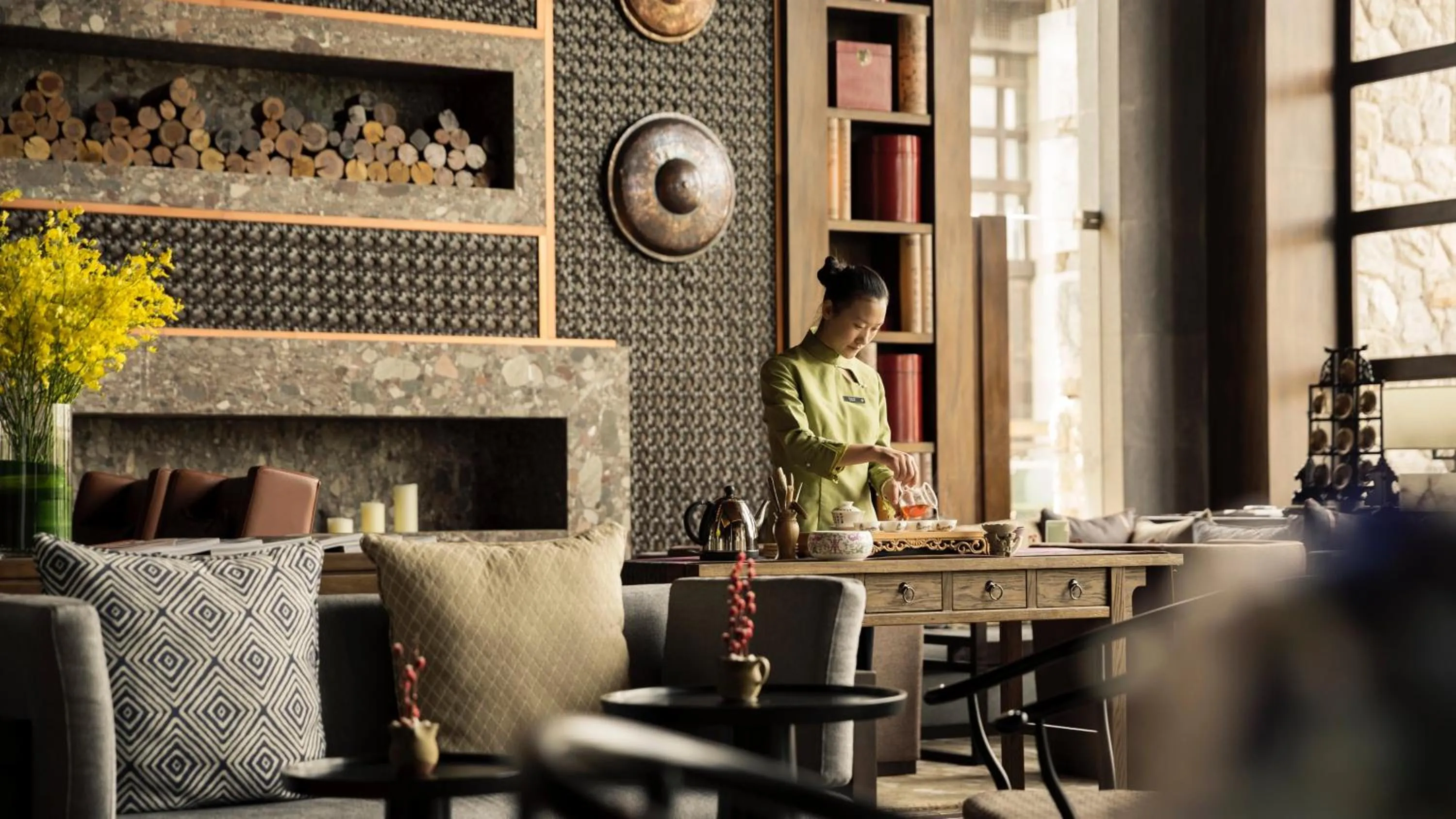 Lounge or bar in InterContinental Lijiang Ancient Town Resort by IHG