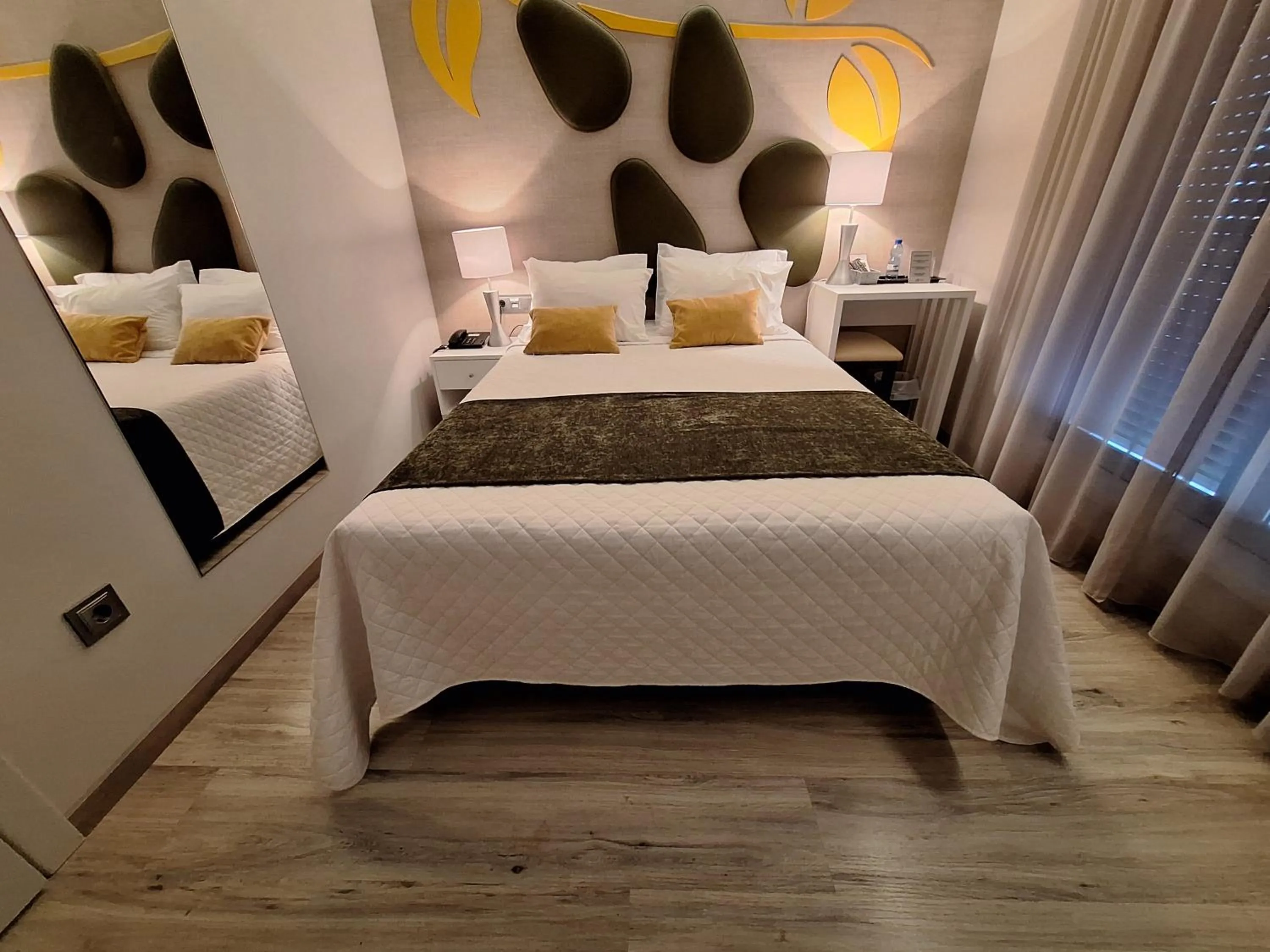 Balcony/Terrace, Bed in Hotel Aleluia