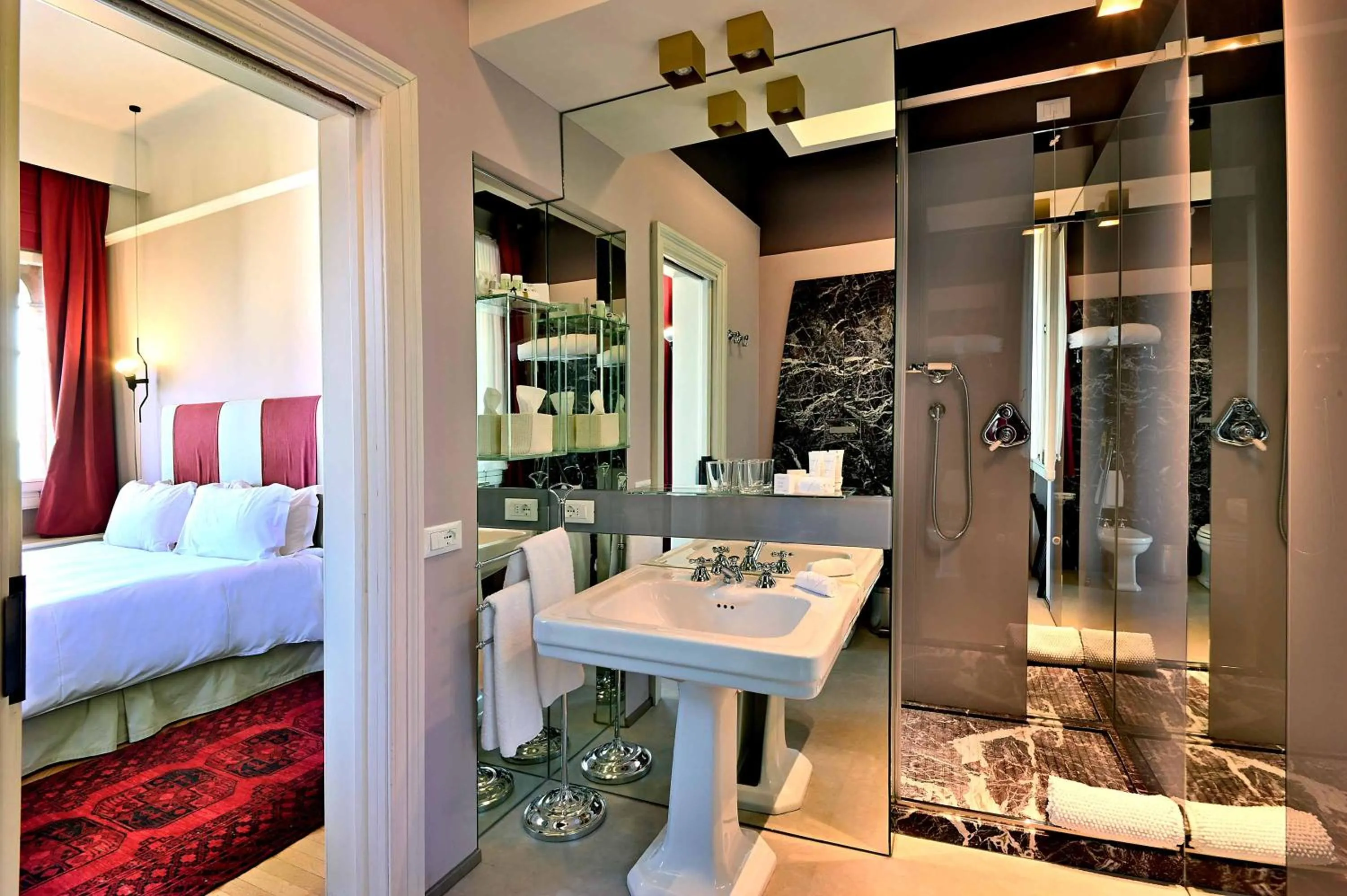 Bathroom, Bed in Hotel Villa Fiordaliso