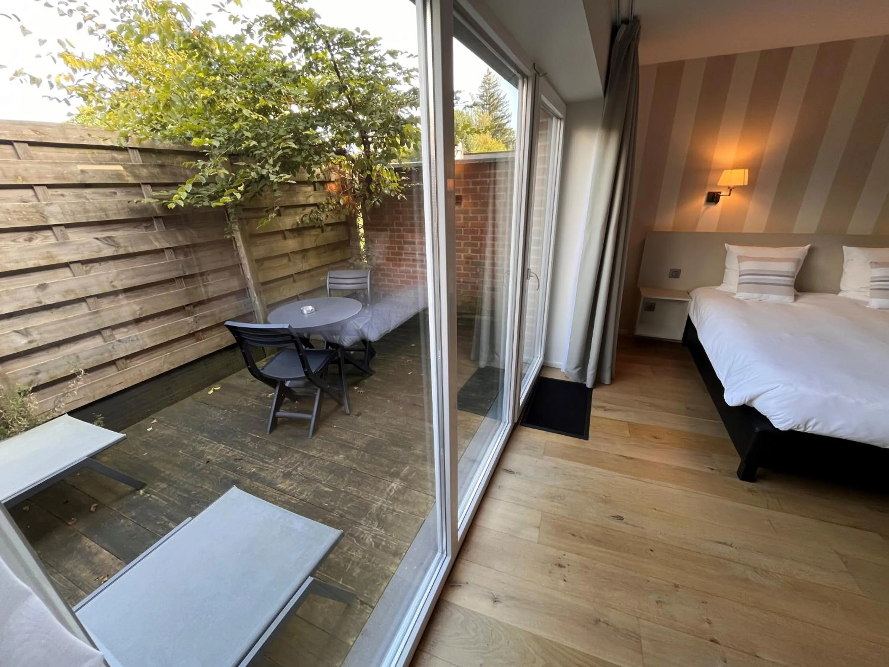 Patio, Bed in Le 24 Hotel