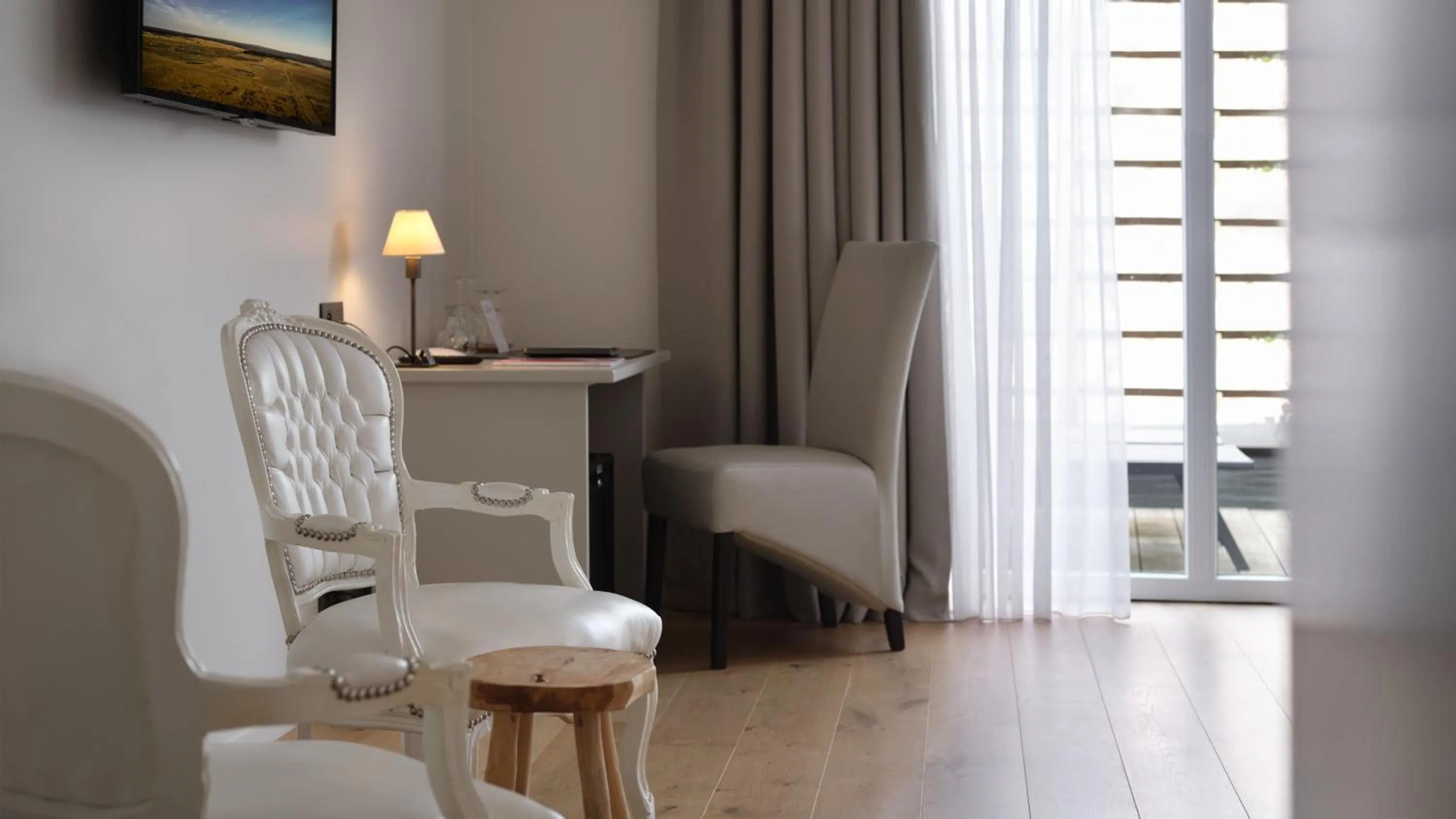 Photo of the whole room in Le 24 Hotel