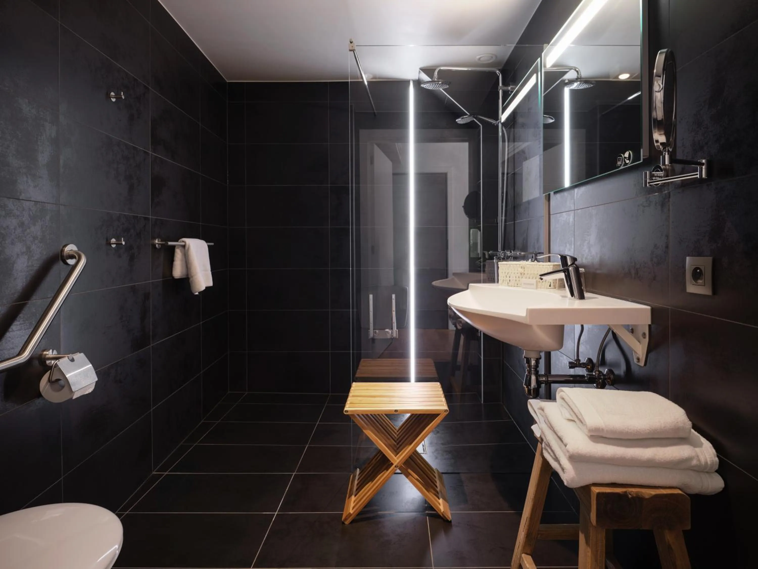 Shower in Le 24 Hotel