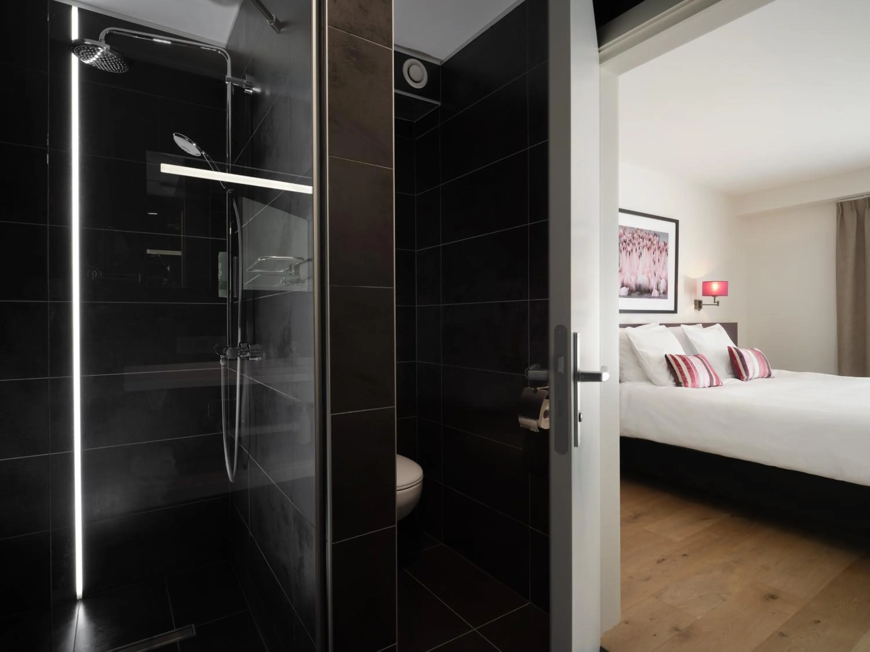 Shower, Bed in Le 24 Hotel