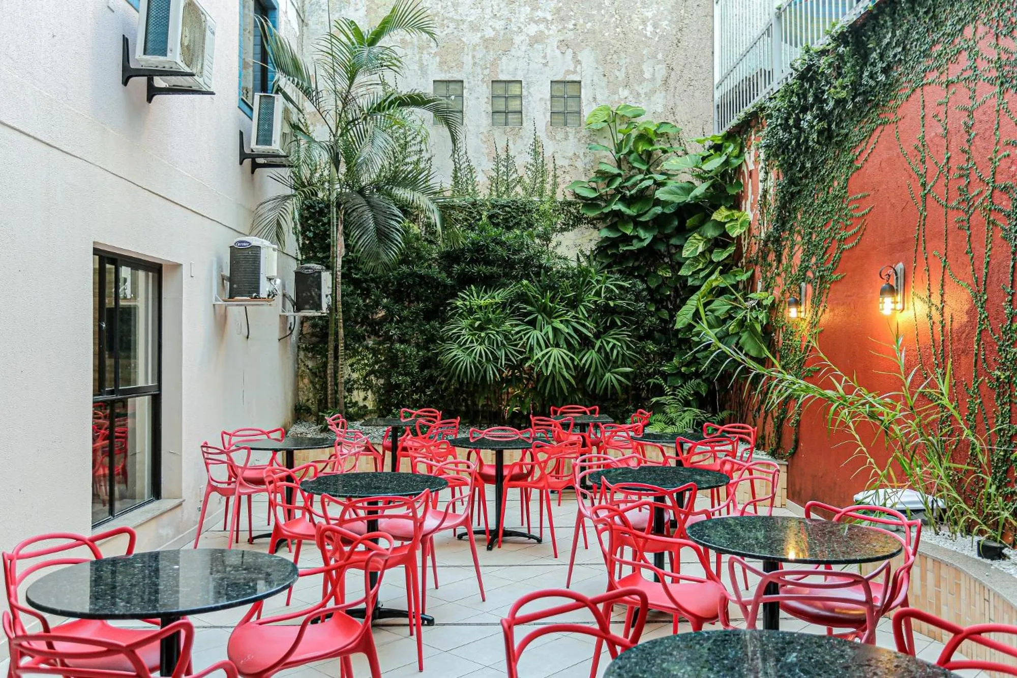 Patio in Sandri City Hotel