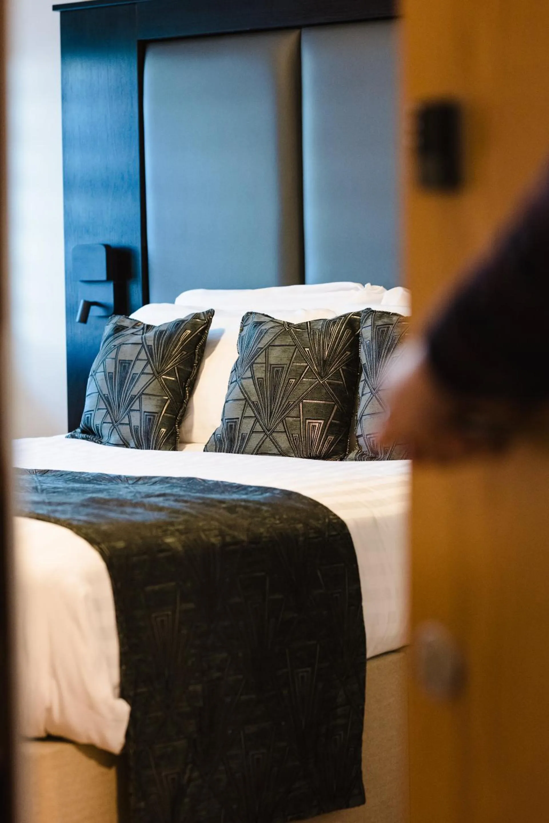 Bedroom, Bed in Crown Lodge Hotel