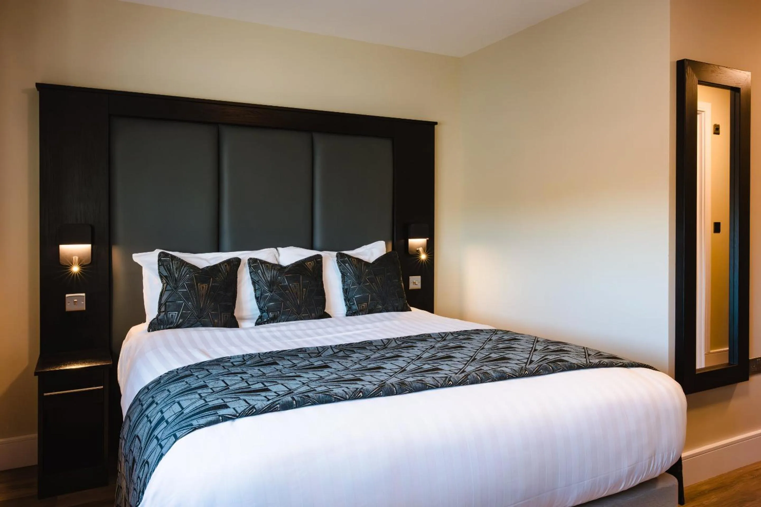 Bedroom, Bed in Crown Lodge Hotel