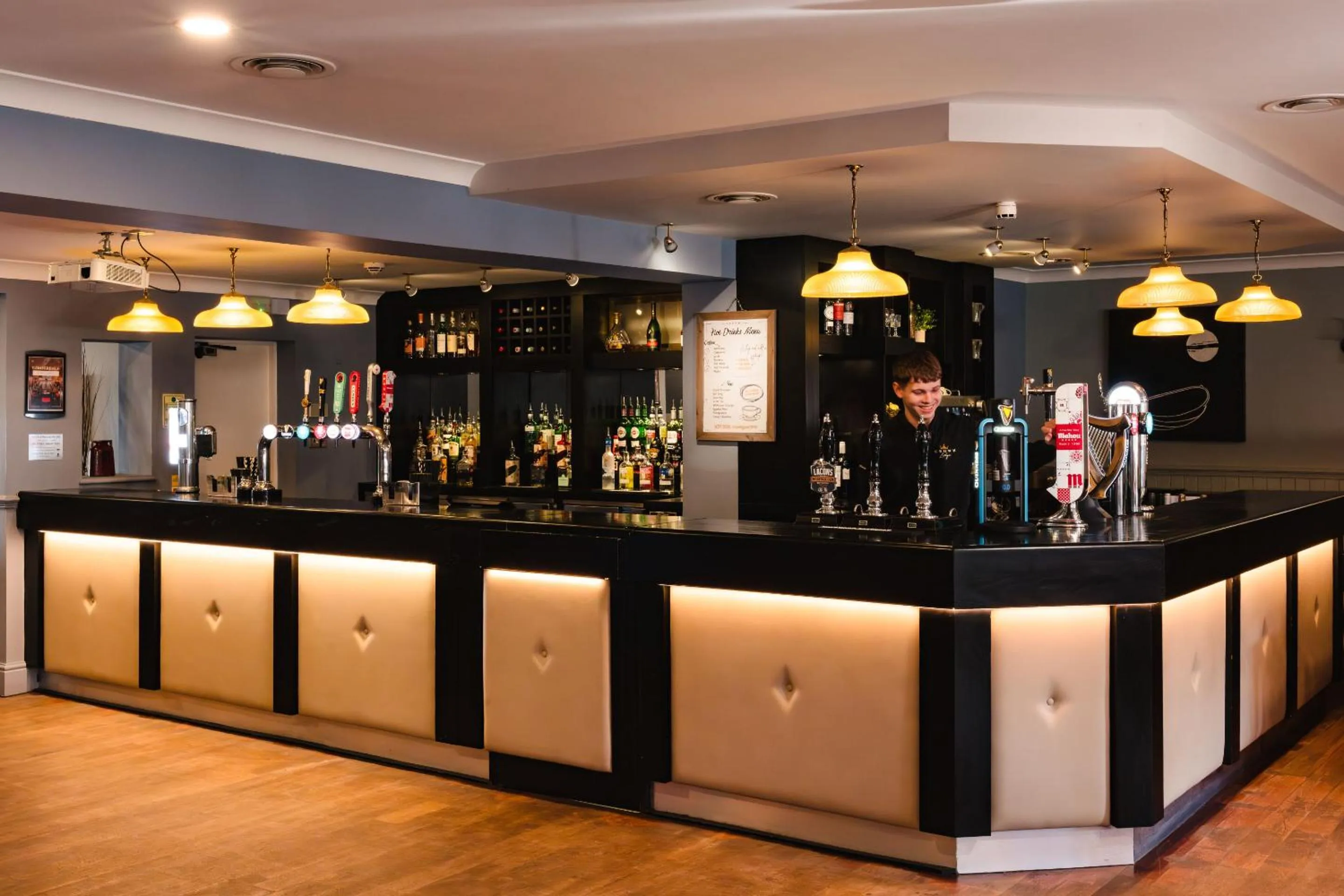 Lounge or bar in Crown Lodge Hotel