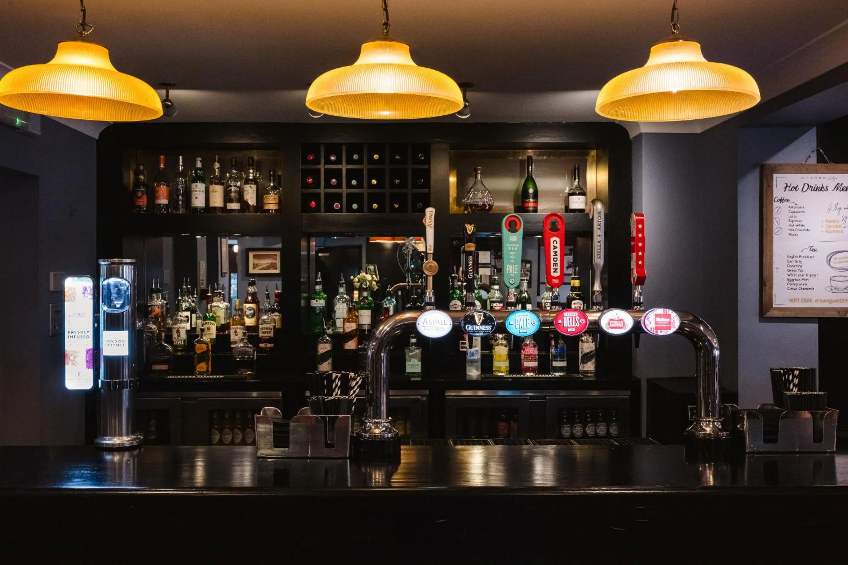 Lounge or bar in Crown Lodge Hotel