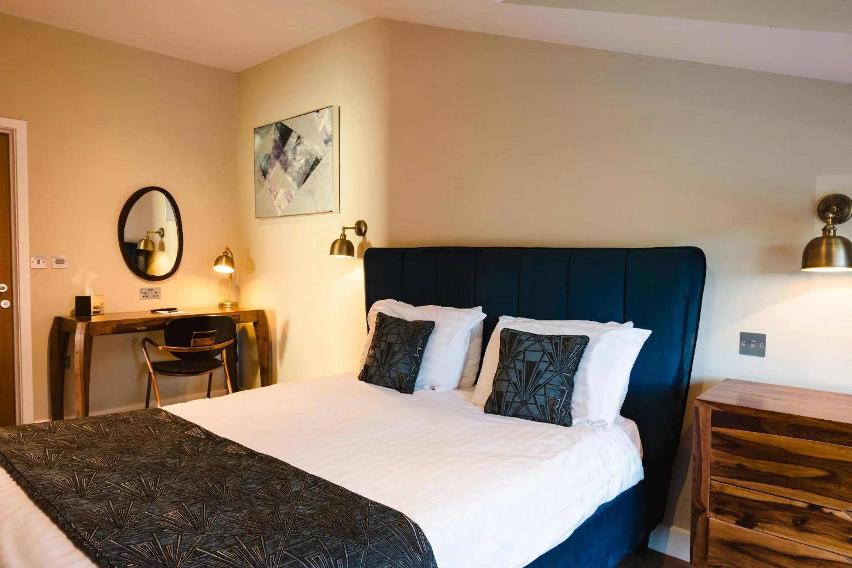 Bedroom, Bed in Crown Lodge Hotel