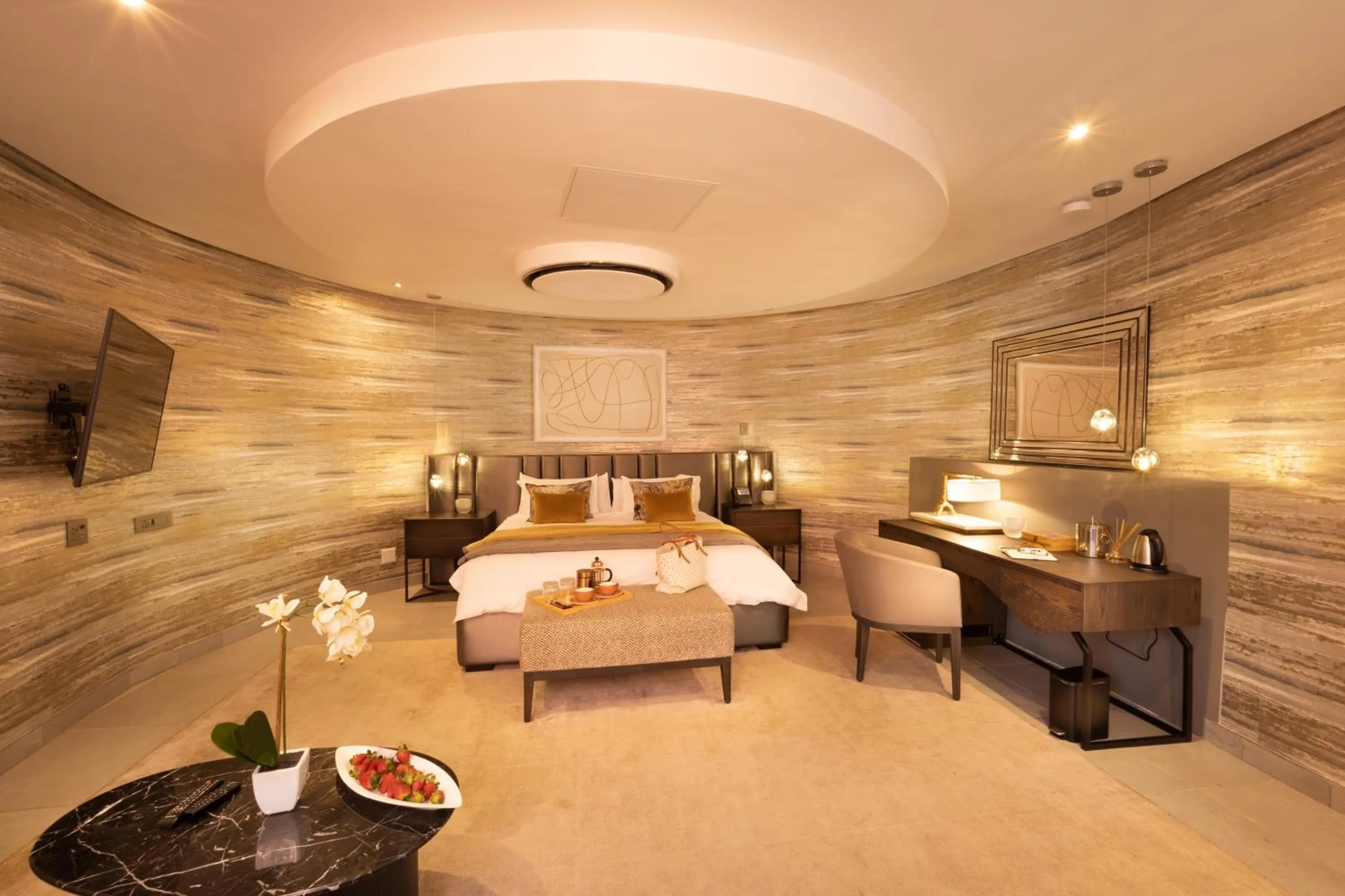 Living room, Bed in Angels View Hotel