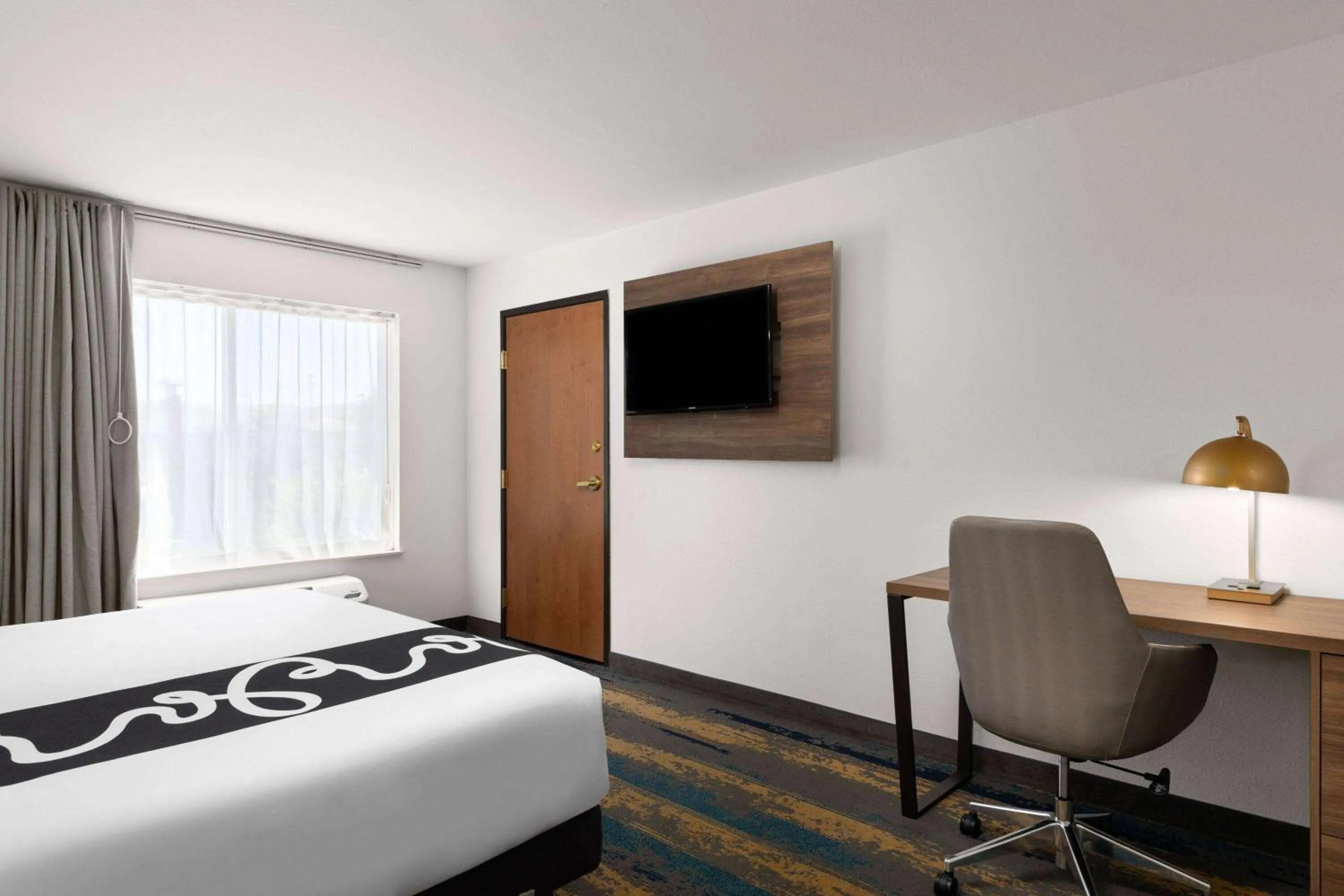 Photo of the whole room, Bed in La Quinta by Wyndham Kennewick