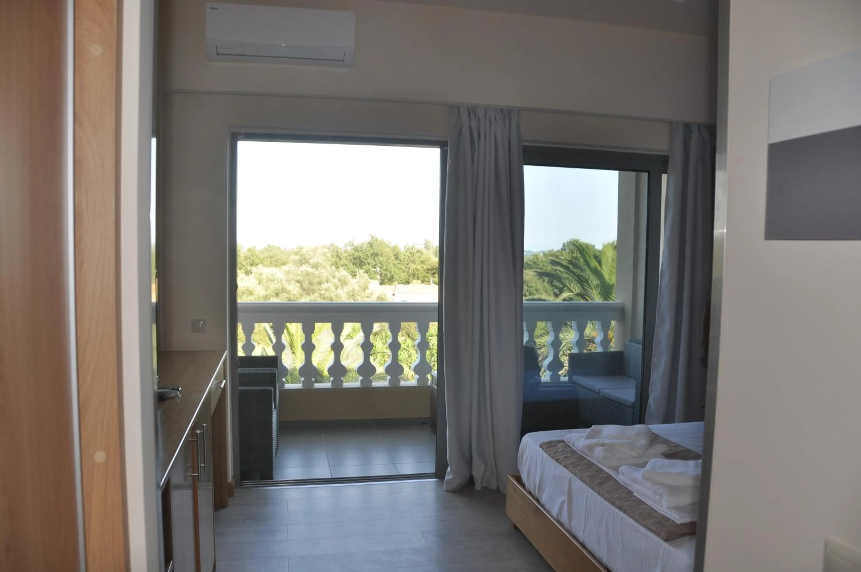 Balcony/Terrace, Bed in Fiori Hotel