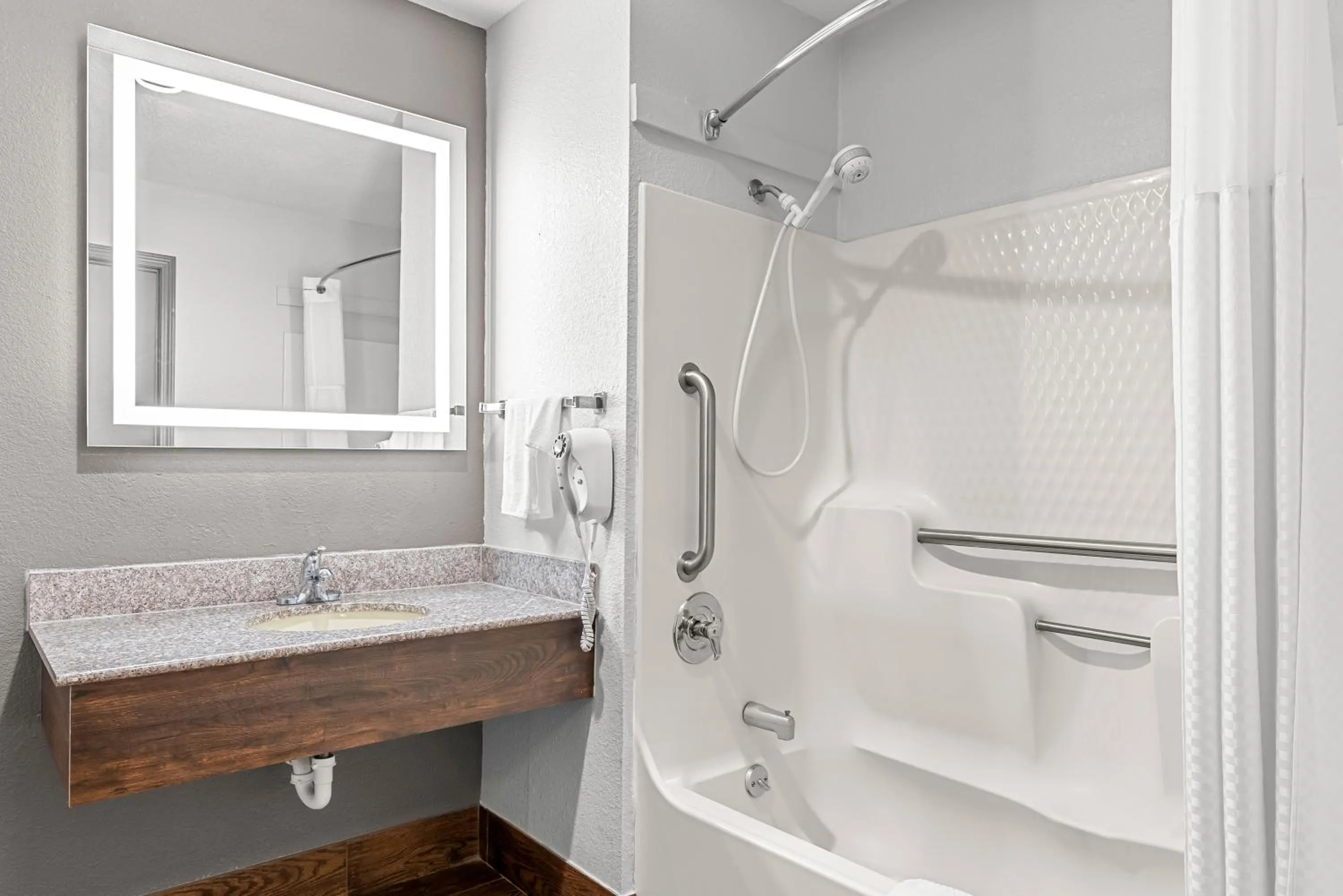 Shower in Quality Inn Cornelia