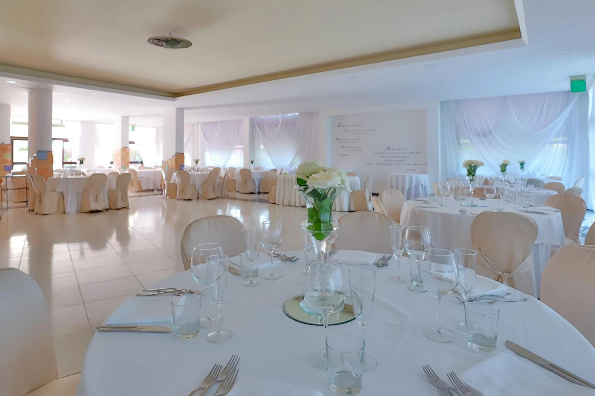 Restaurant/places to eat in Hotel Delfa