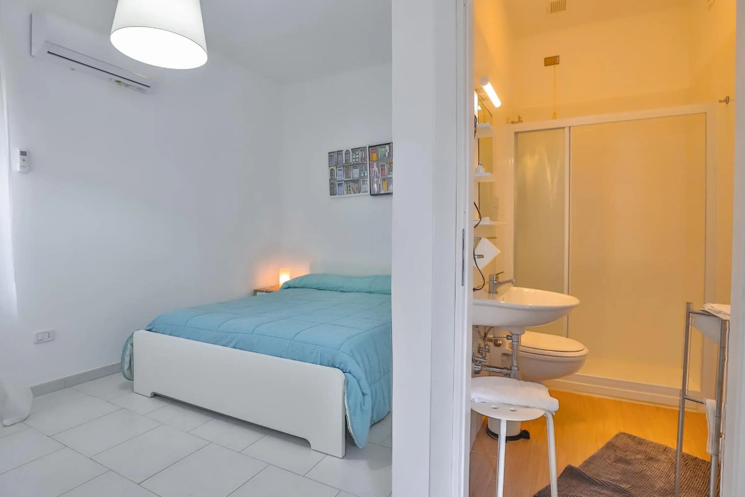 Bathroom, Bed in Hotel Delfa