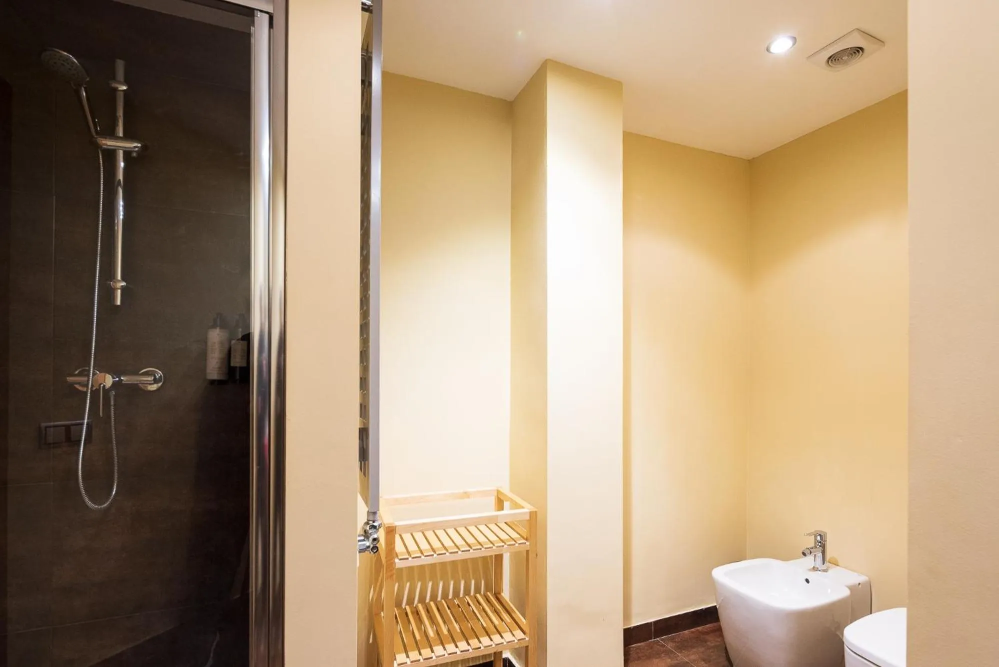 Toilet in Lucas House Apartments by Sitges Group