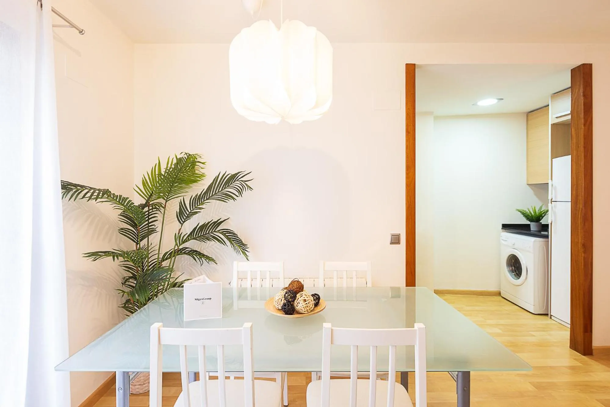 Dining area in Lucas House Apartments by Sitges Group