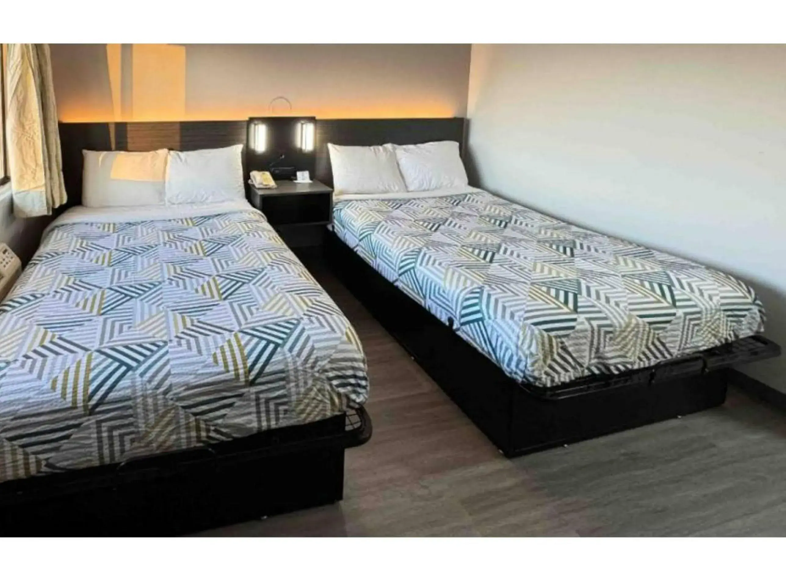 Quadruple Room - single occupancy - Non-Smoking in Motel 6-Janesville, WI Quadruple Room - single occupancy - Non-Smoking in Motel 6-Janesville, WI