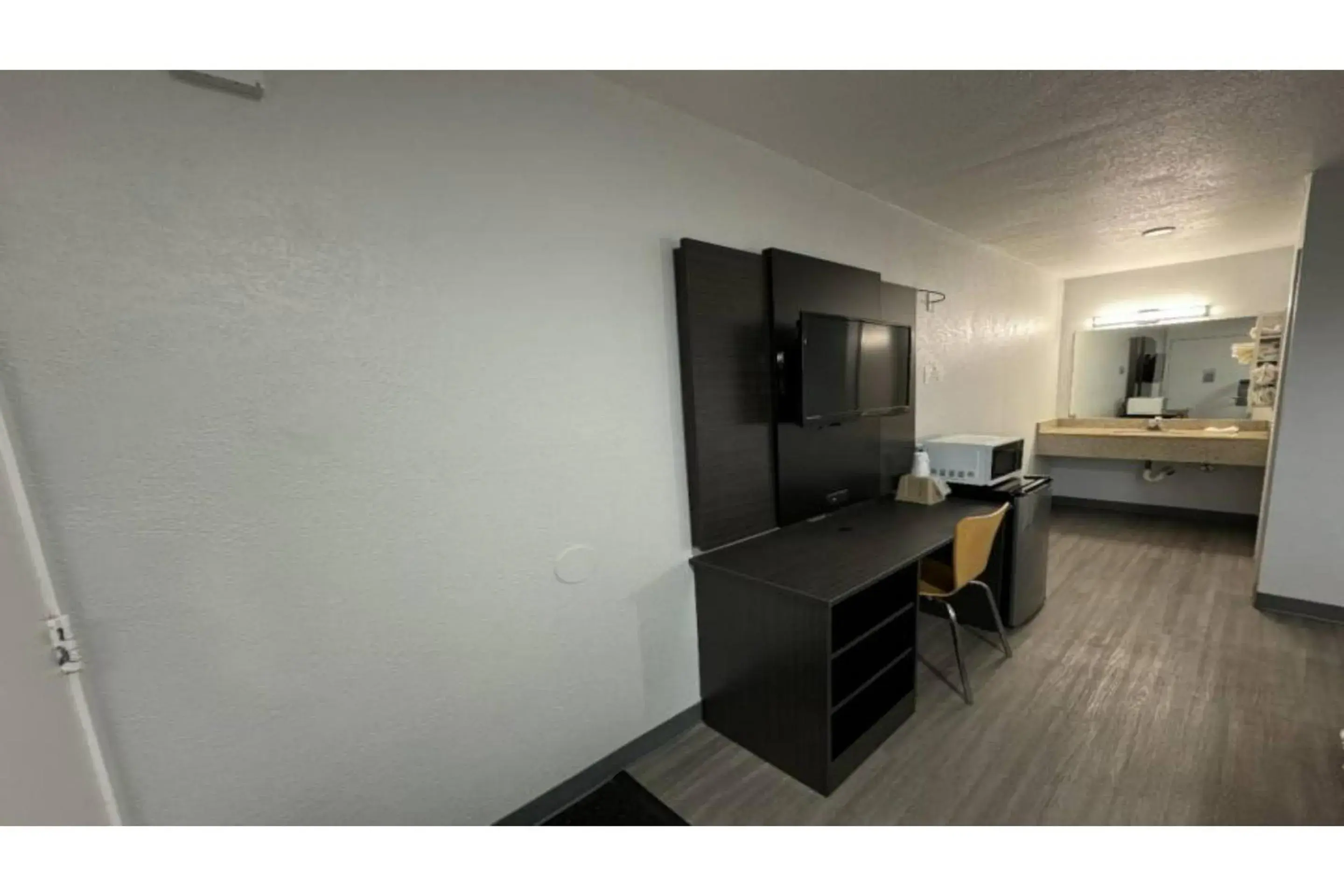 Queen Room - single occupancy - Non-Smoking in Motel 6-Janesville, WI Queen Room - single occupancy - Non-Smoking in Motel 6-Janesville, WI