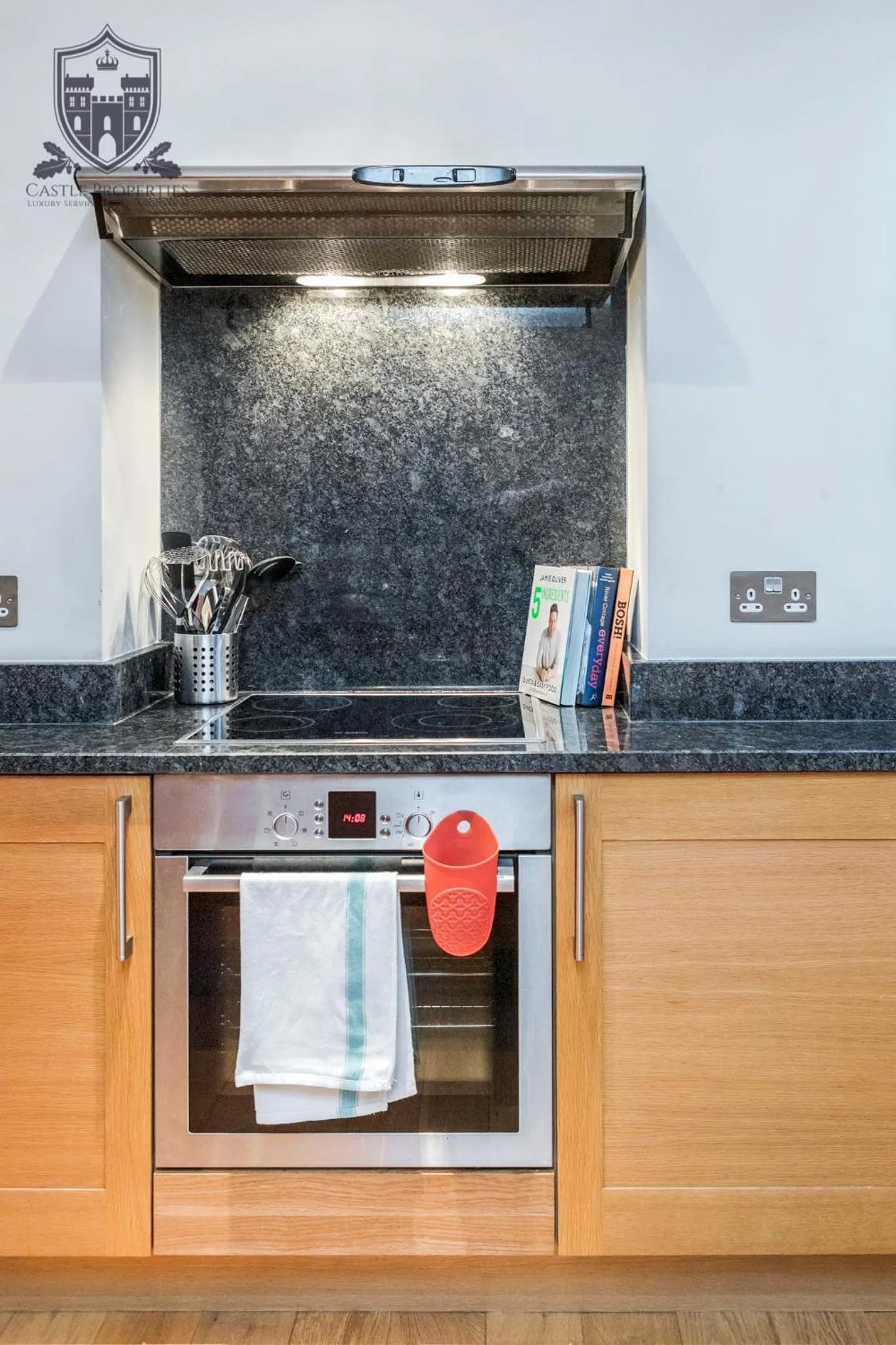 Kitchen or kitchenette in Castle Properties:Eton-The College