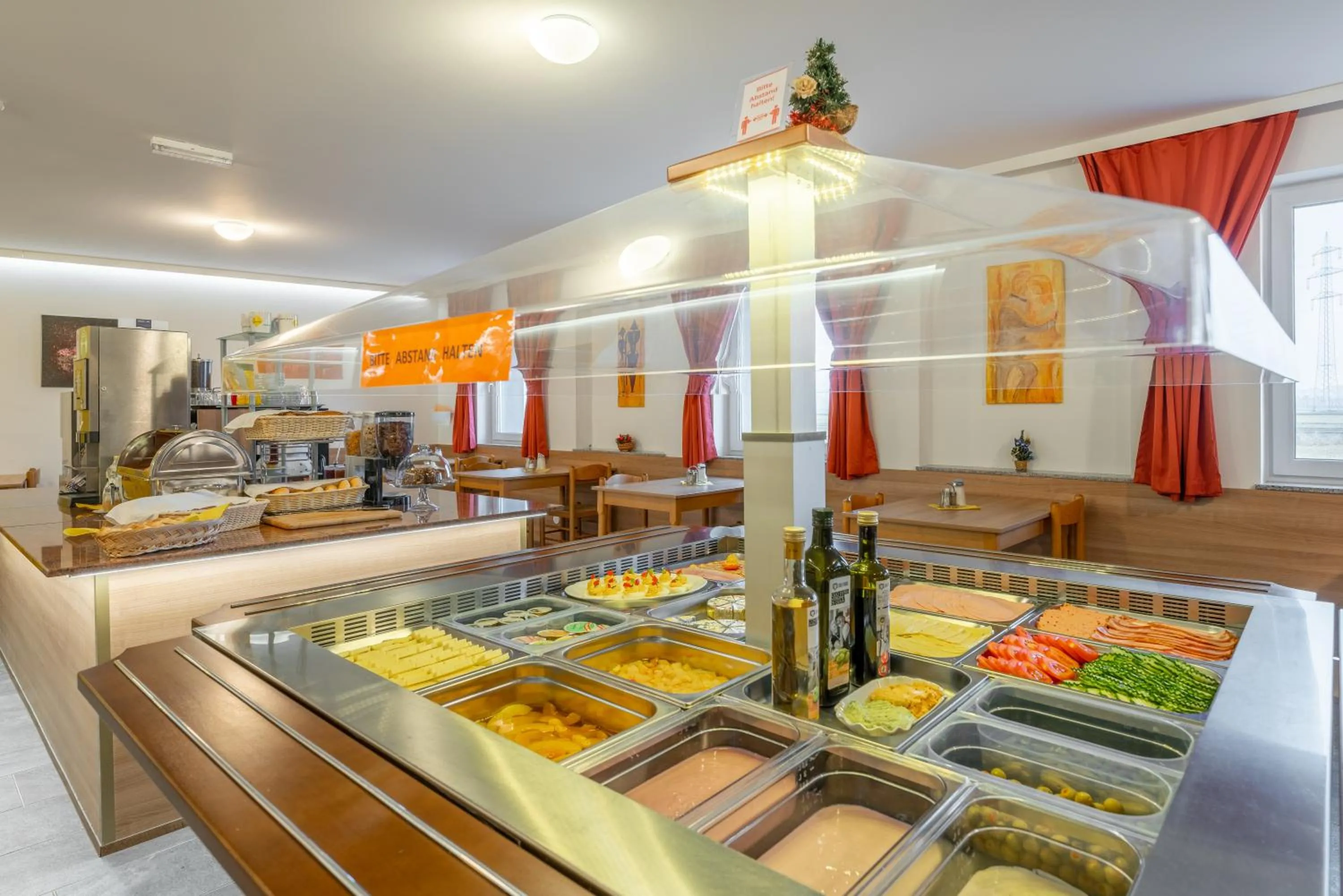 Buffet breakfast in OEKOTEL Treffpunkt Föhrenhain