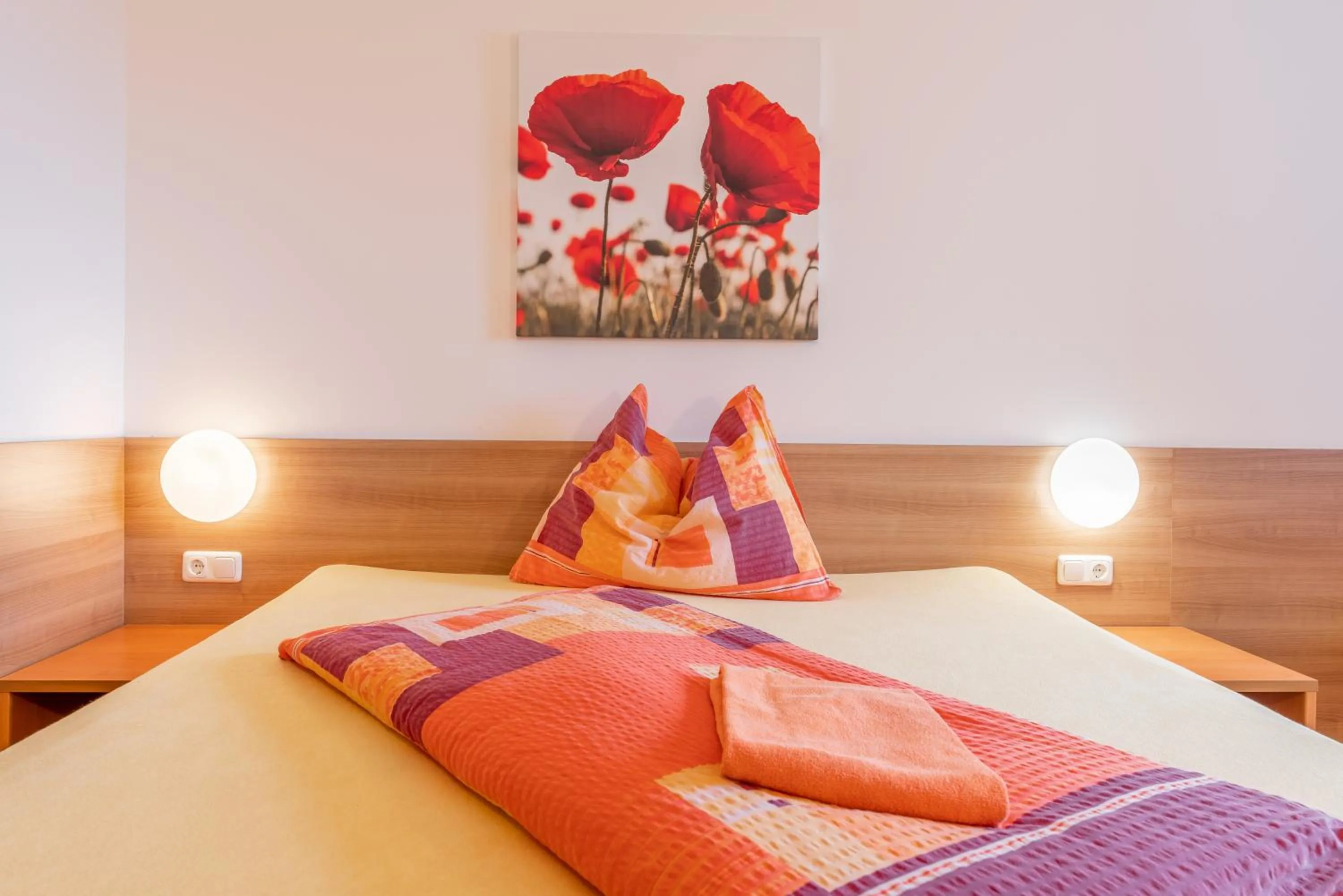 Photo of the whole room, Bed in OEKOTEL Treffpunkt Föhrenhain