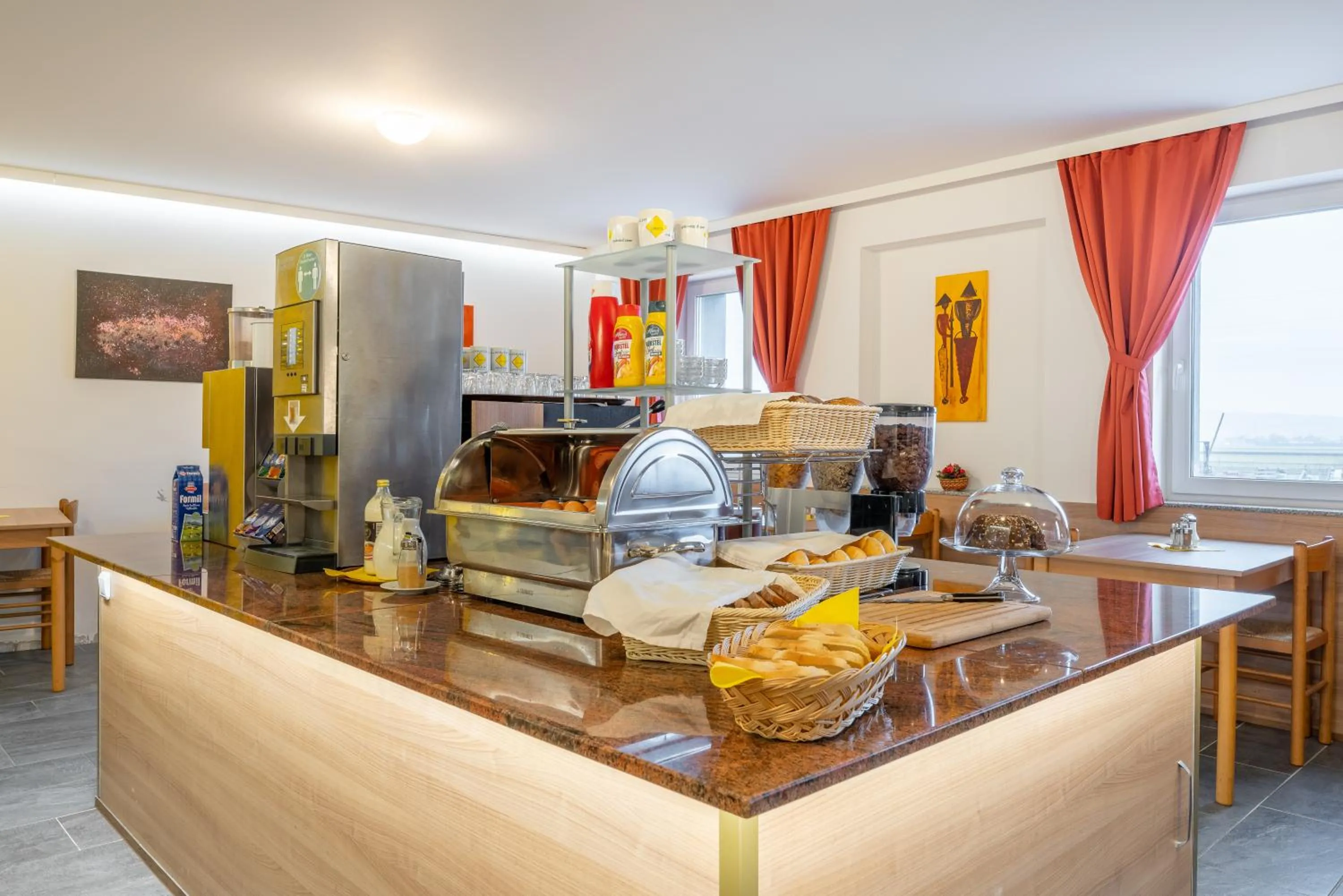 Buffet breakfast in OEKOTEL Treffpunkt Föhrenhain