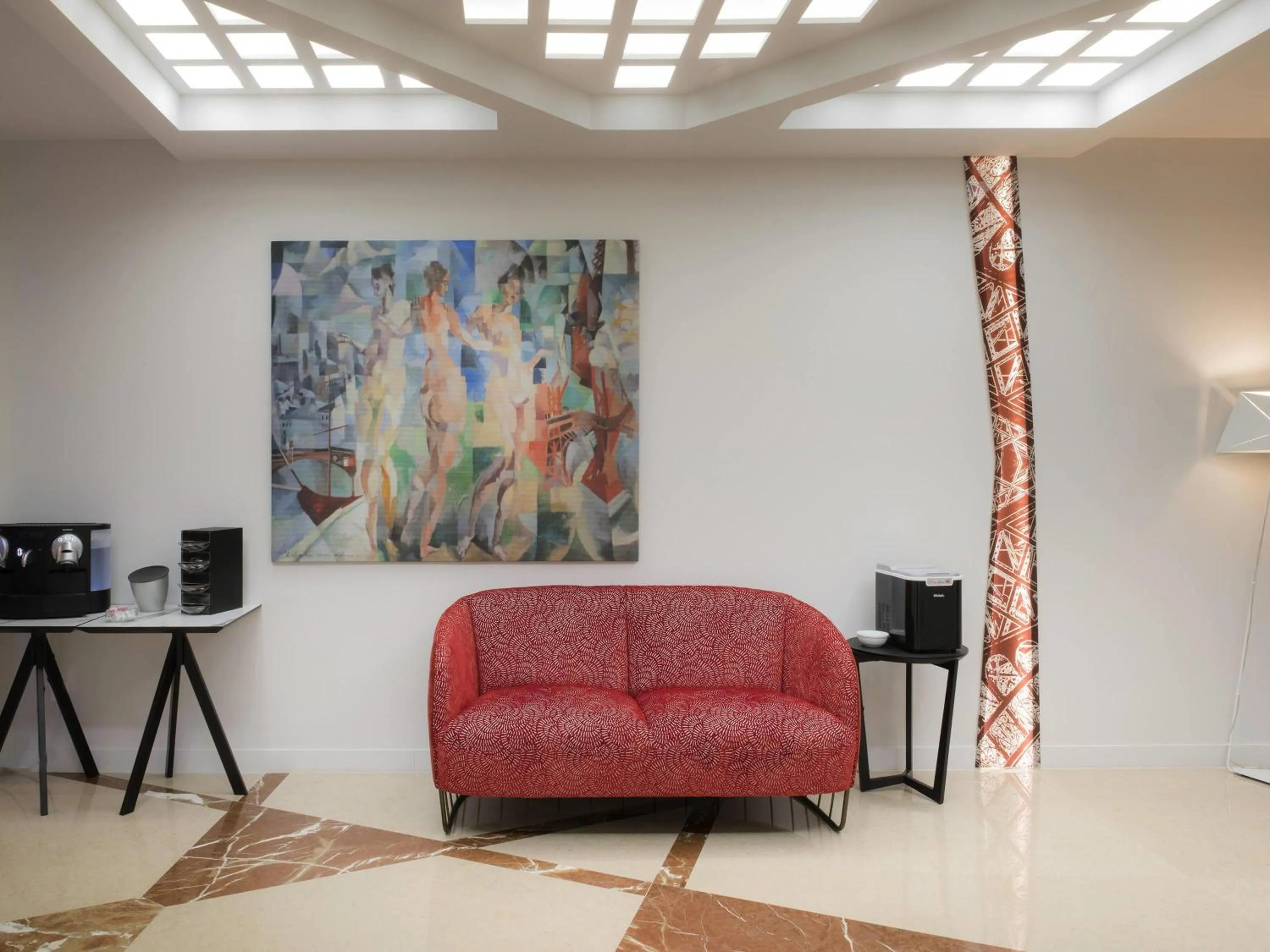 Lounge or bar in Mercure Paris Pont de Levallois Neuilly