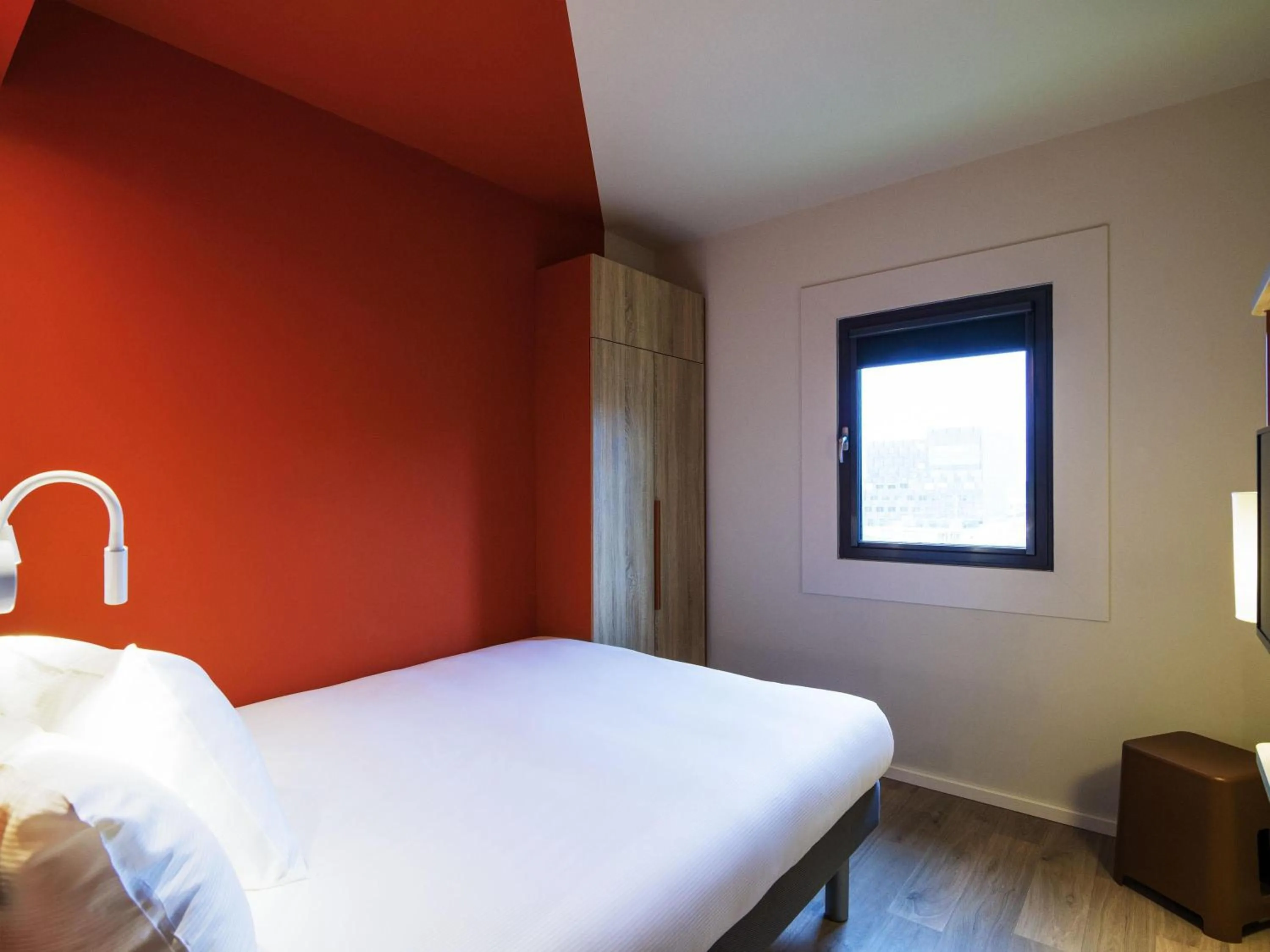 Bedroom, Bed in ibis budget Stein Maastricht