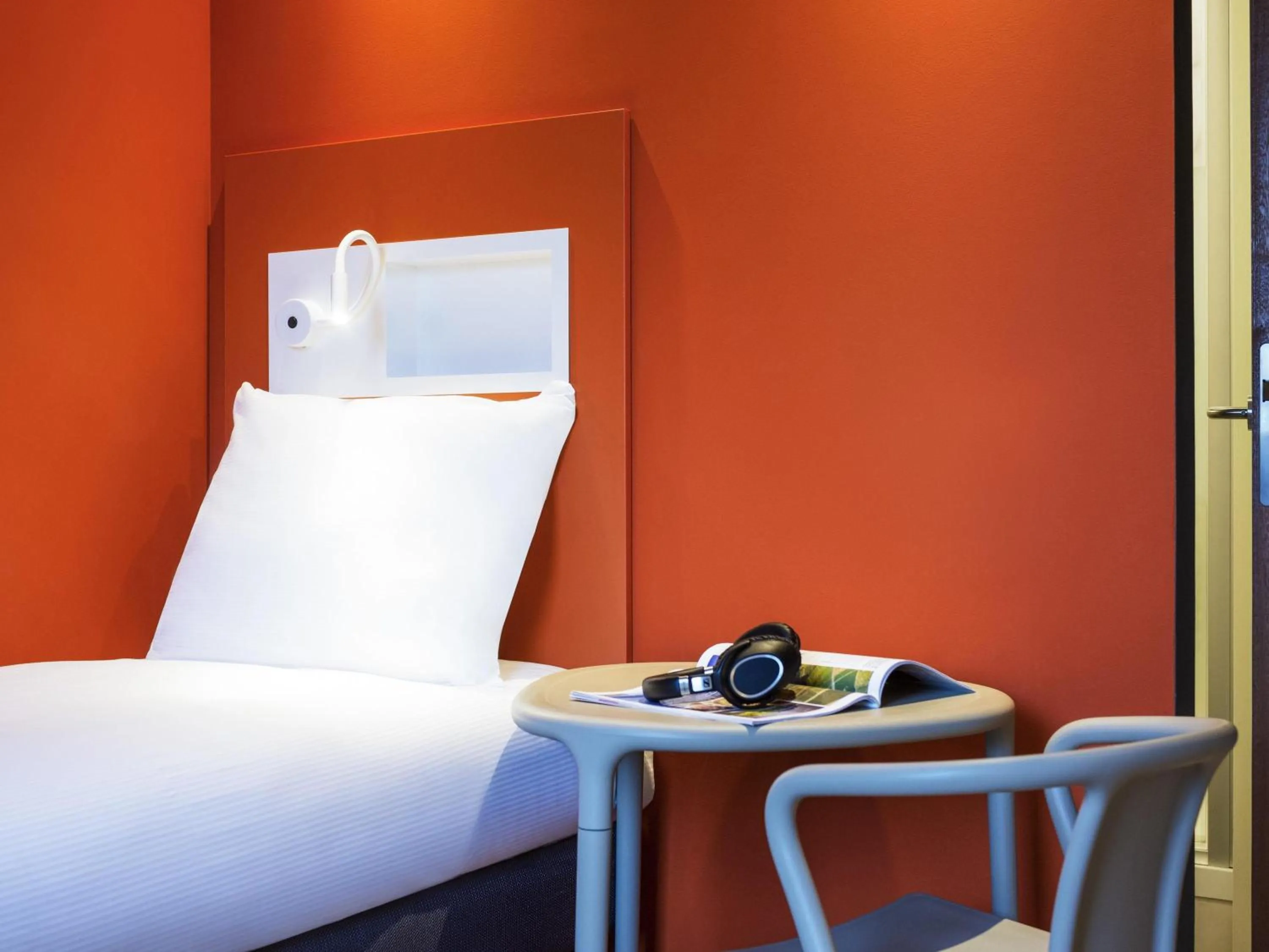 Bedroom, Bed in ibis budget Stein Maastricht