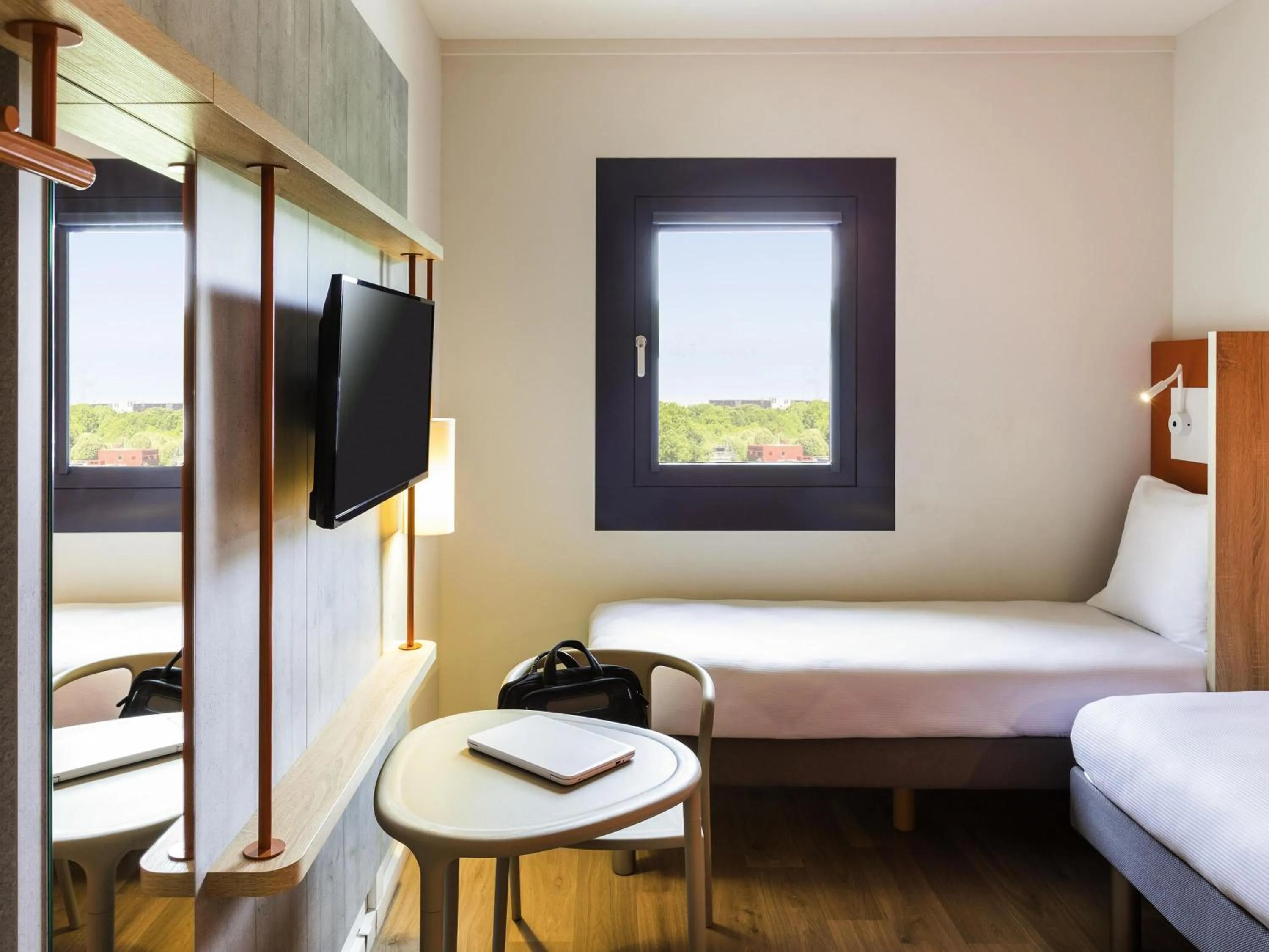 Bedroom, Bed in ibis budget Stein Maastricht