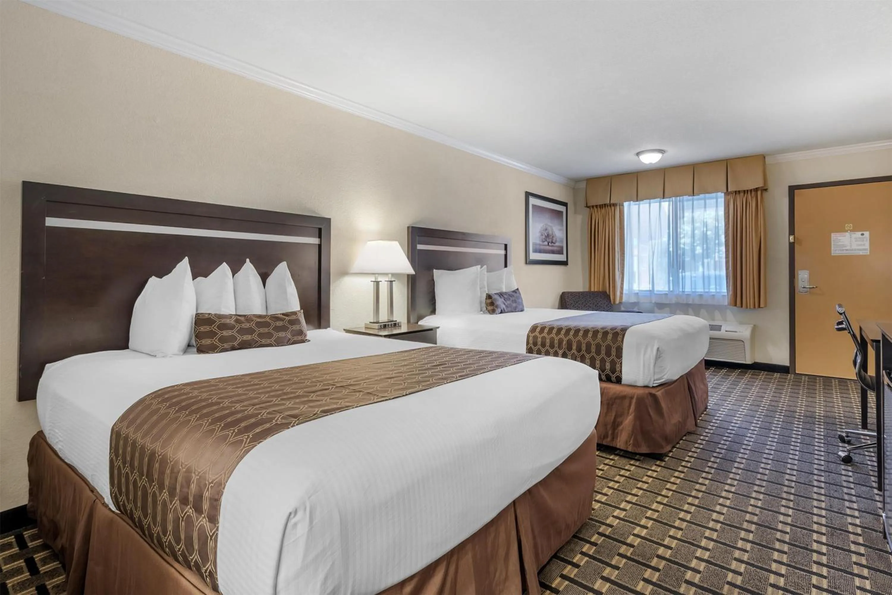 Bedroom, Bed in Best Western PLUS Inn of Hayward