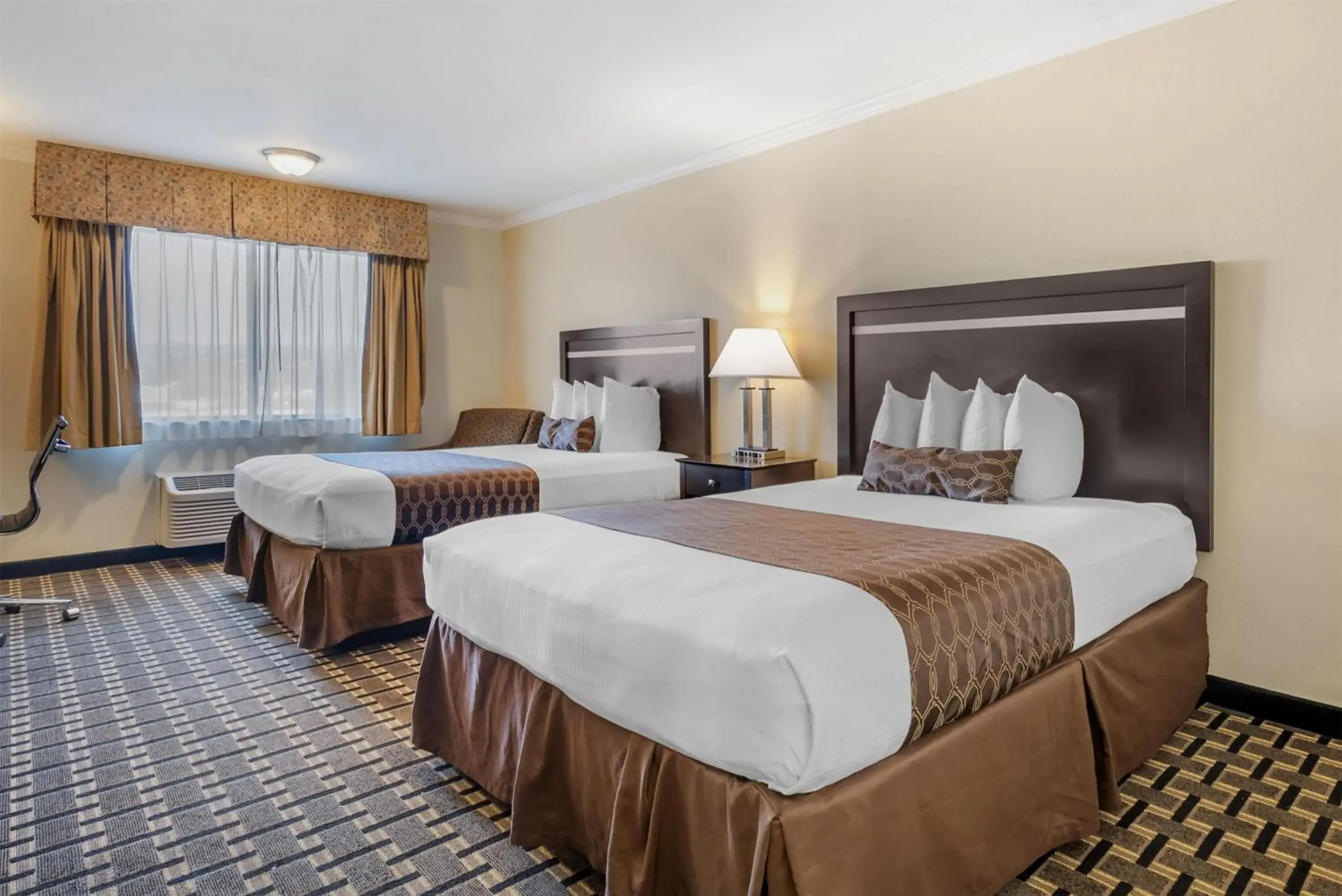 Queen Room with Two Queen Beds - Non-Smoking in Best Western PLUS Inn of Hayward Queen Room with Two Queen Beds - Non-Smoking in Best Western PLUS Inn of Hayward