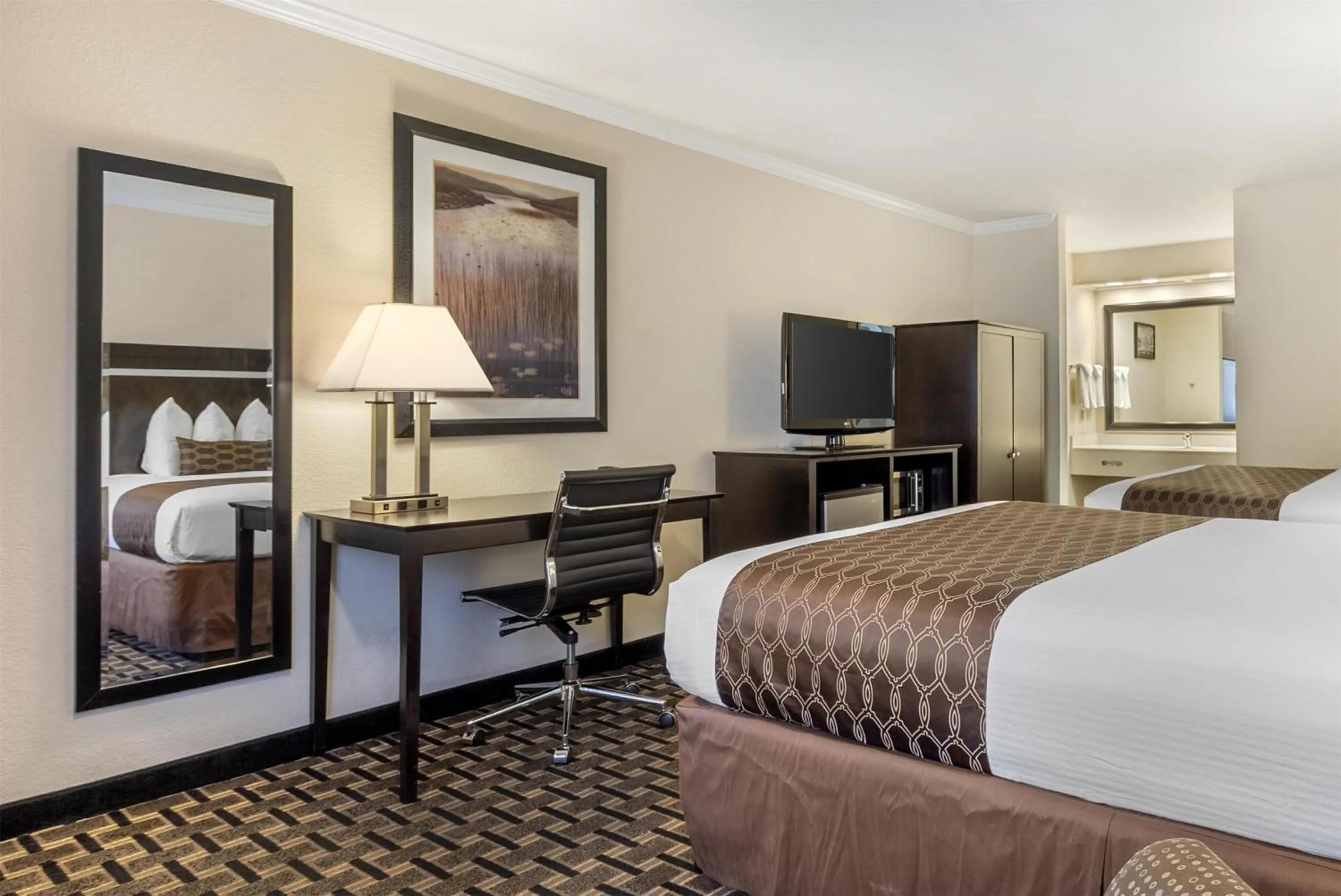 Bedroom, Bed in Best Western PLUS Inn of Hayward