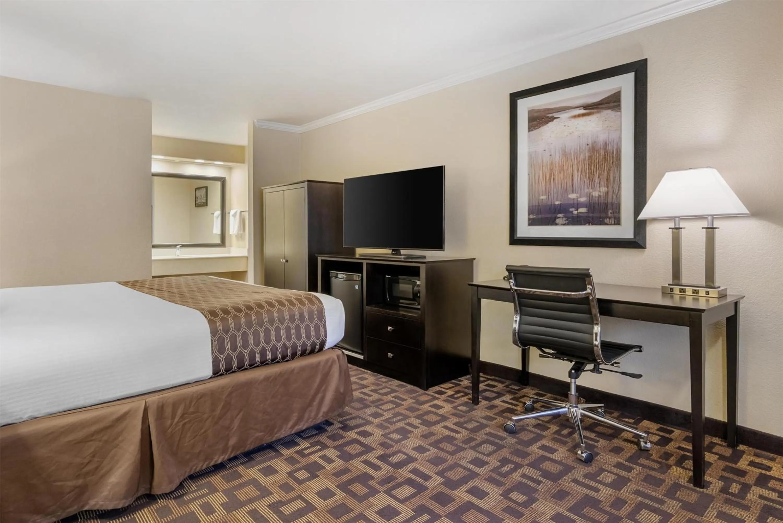 Bedroom, Bed in Best Western PLUS Inn of Hayward