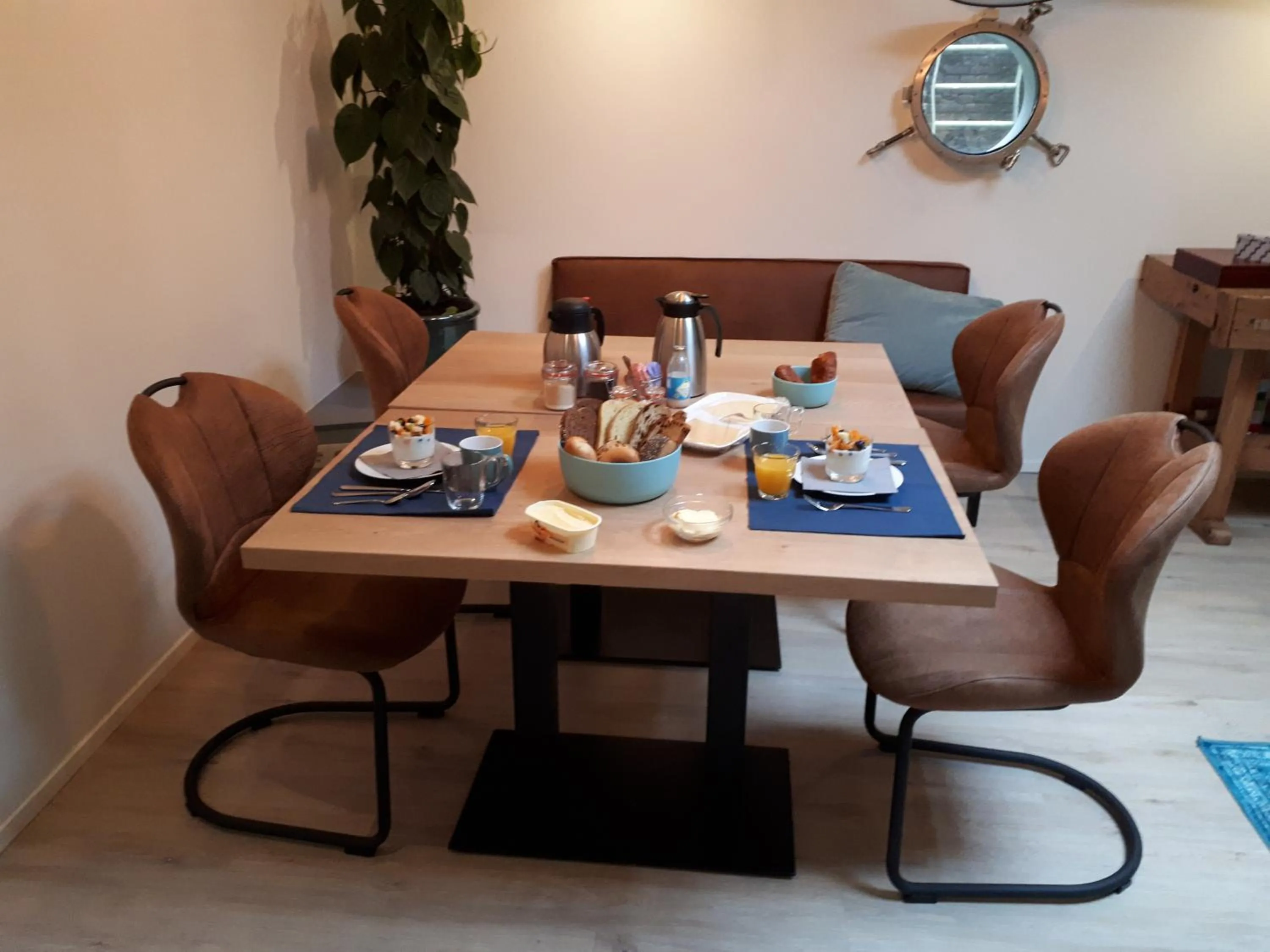 Food and drinks in Rooms on Water