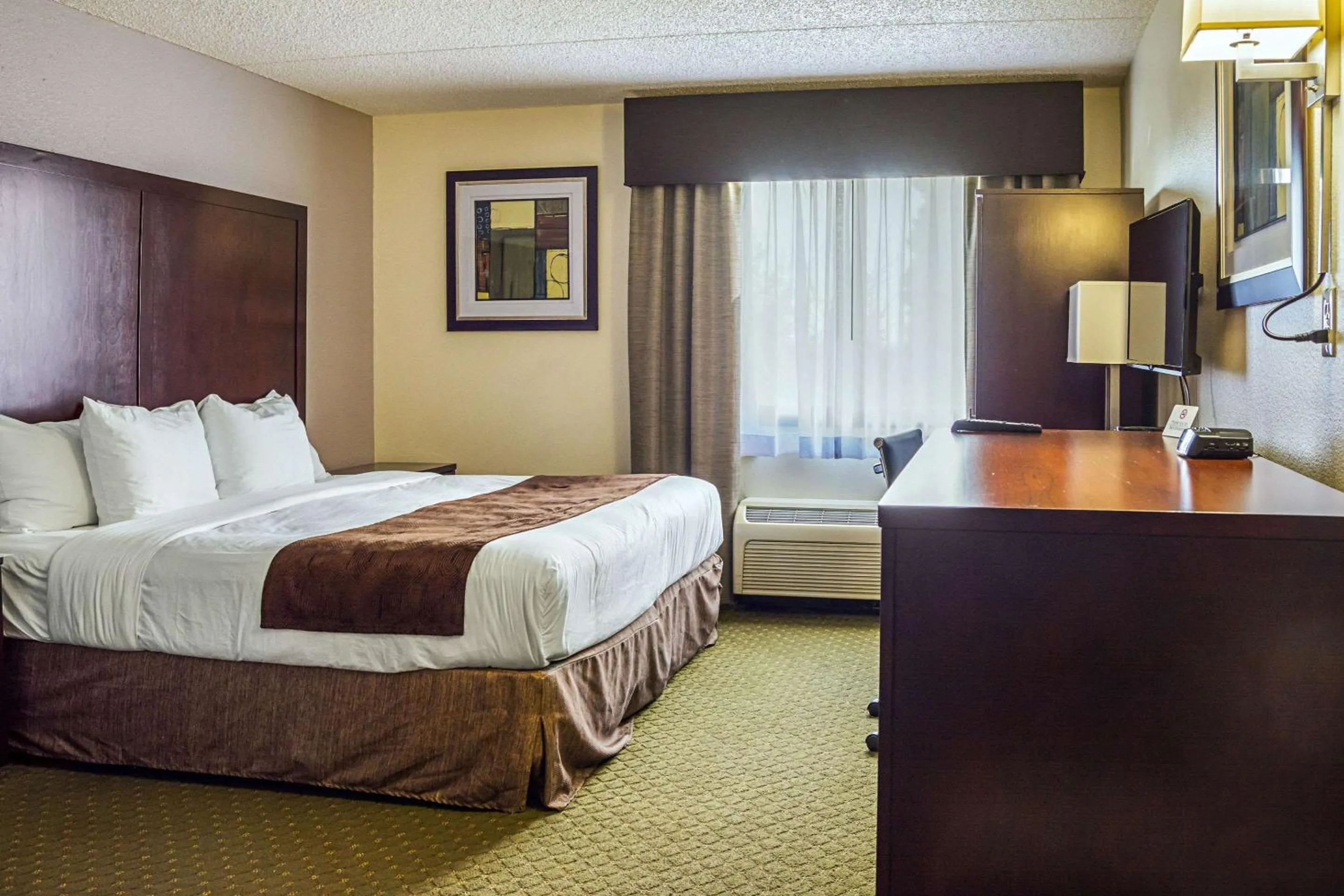 Photo of the whole room, Bed in Quality Inn & Suites Clackamas - Portland